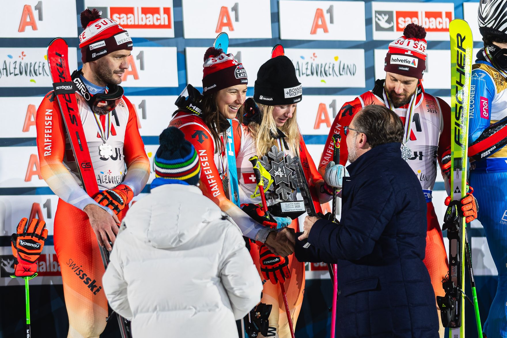 Am 4. Februar 2025 besuchte Bundeskanzler Alexander Schallenberg (2.v.r.) die Ski-Weltmeisterschaft in Saalbach.