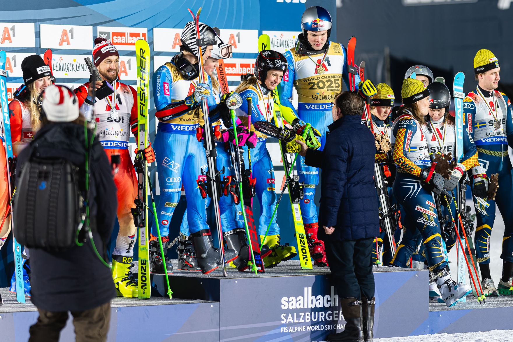 Am 4. Februar 2025 besuchte Bundeskanzler Alexander Schallenberg (5.v.r.) die Ski-Weltmeisterschaft in Saalbach.