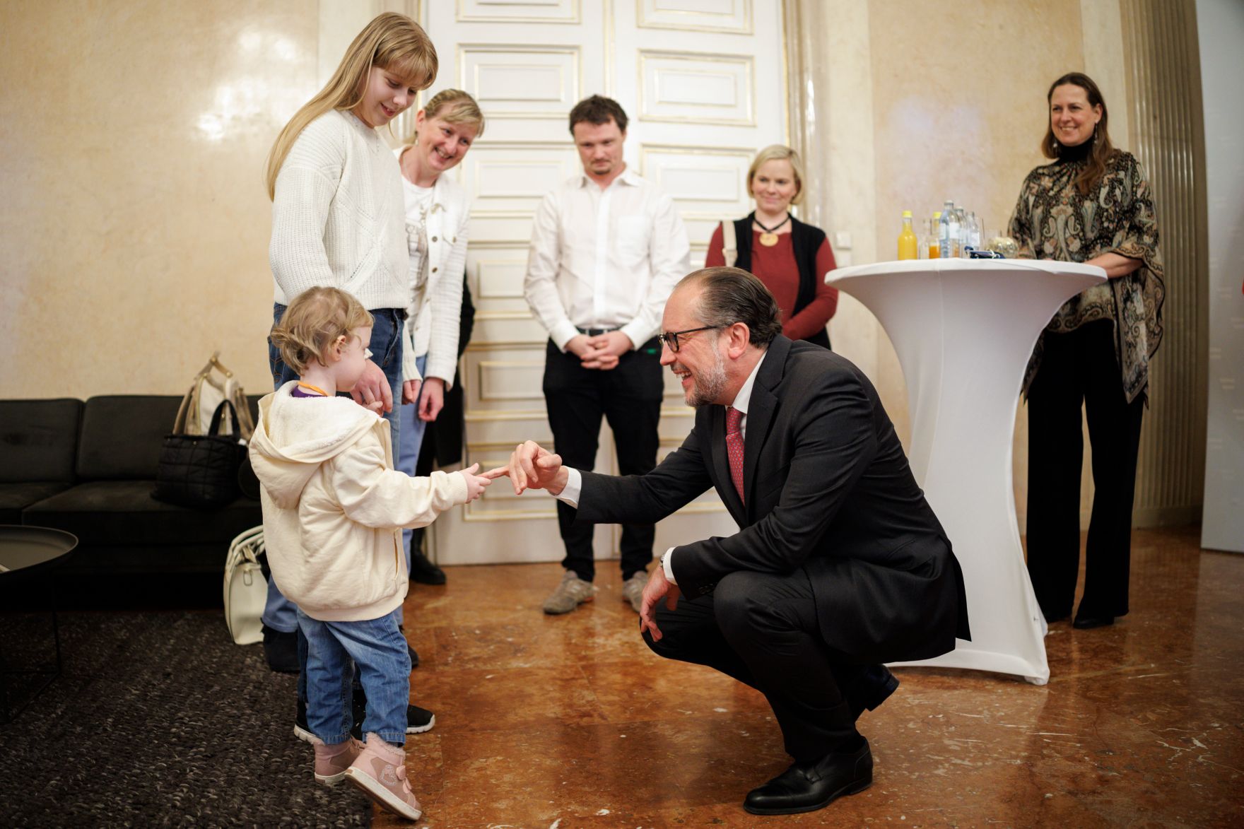 Am 13. Februar 2025 empfing Bundeskanzler Alexander Schallenberg (m.r.) Kinder der Ronald McDonald Kinderhilfe im Bundeskanzleramt.