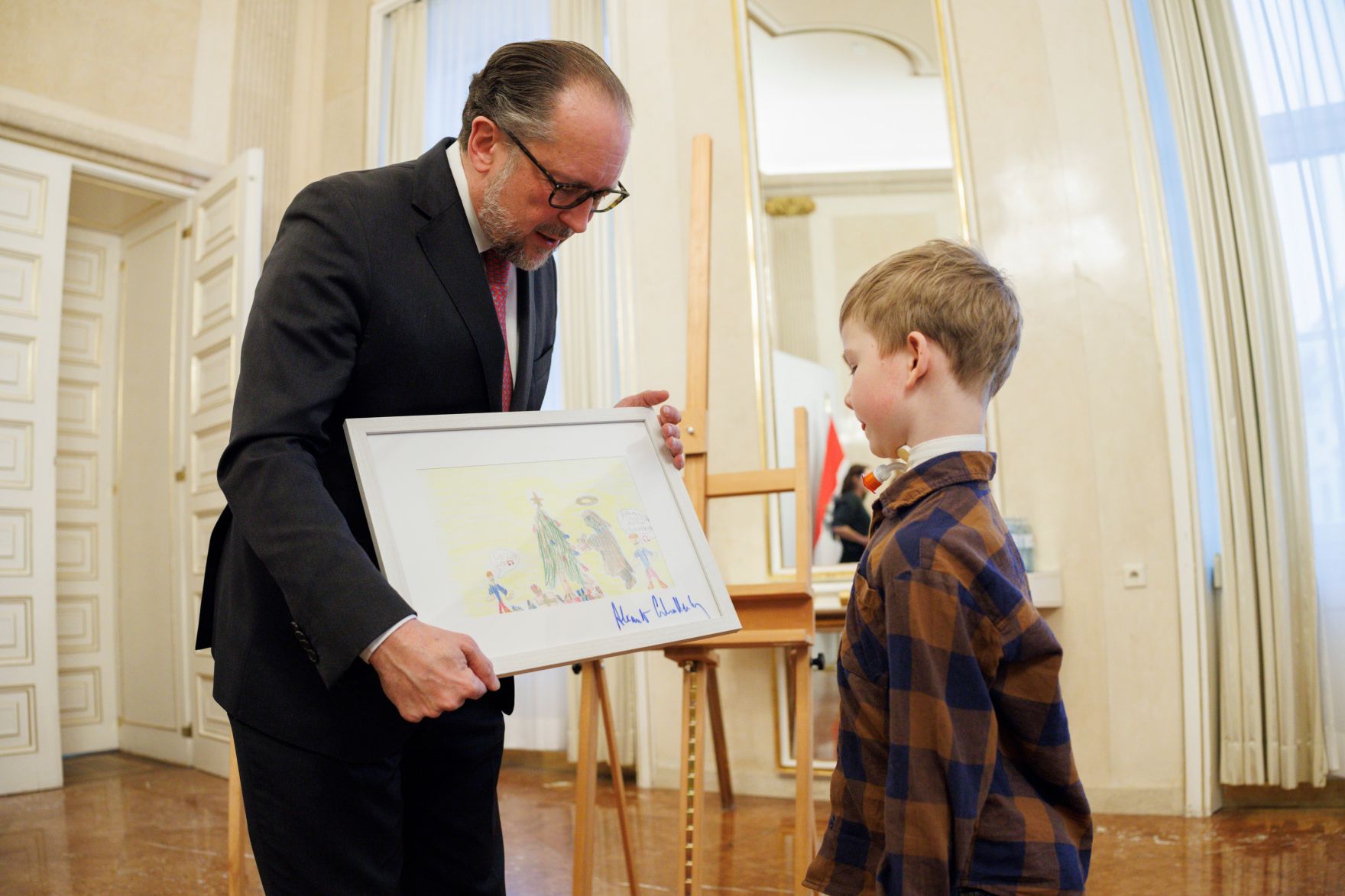 Am 13. Februar 2025 empfing Bundeskanzler Alexander Schallenberg (l.) Kinder der Ronald McDonald Kinderhilfe im Bundeskanzleramt.