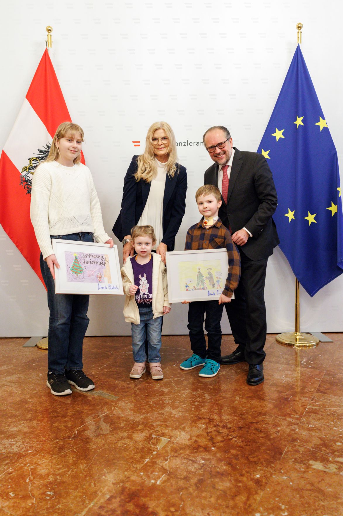 Am 13. Februar 2025 empfing Bundeskanzler Alexander Schallenberg (r.) Kinder der Ronald McDonald Kinderhilfe im Bundeskanzleramt.