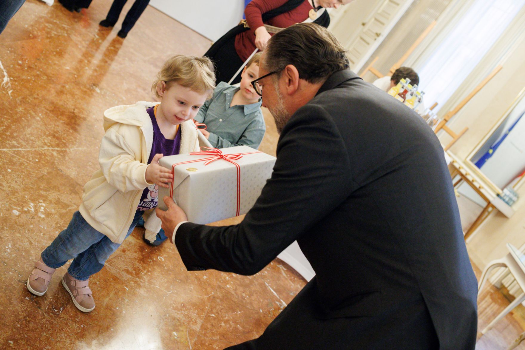 Am 13. Februar 2025 empfing Bundeskanzler Alexander Schallenberg (r.) Kinder der Ronald McDonald Kinderhilfe im Bundeskanzleramt.