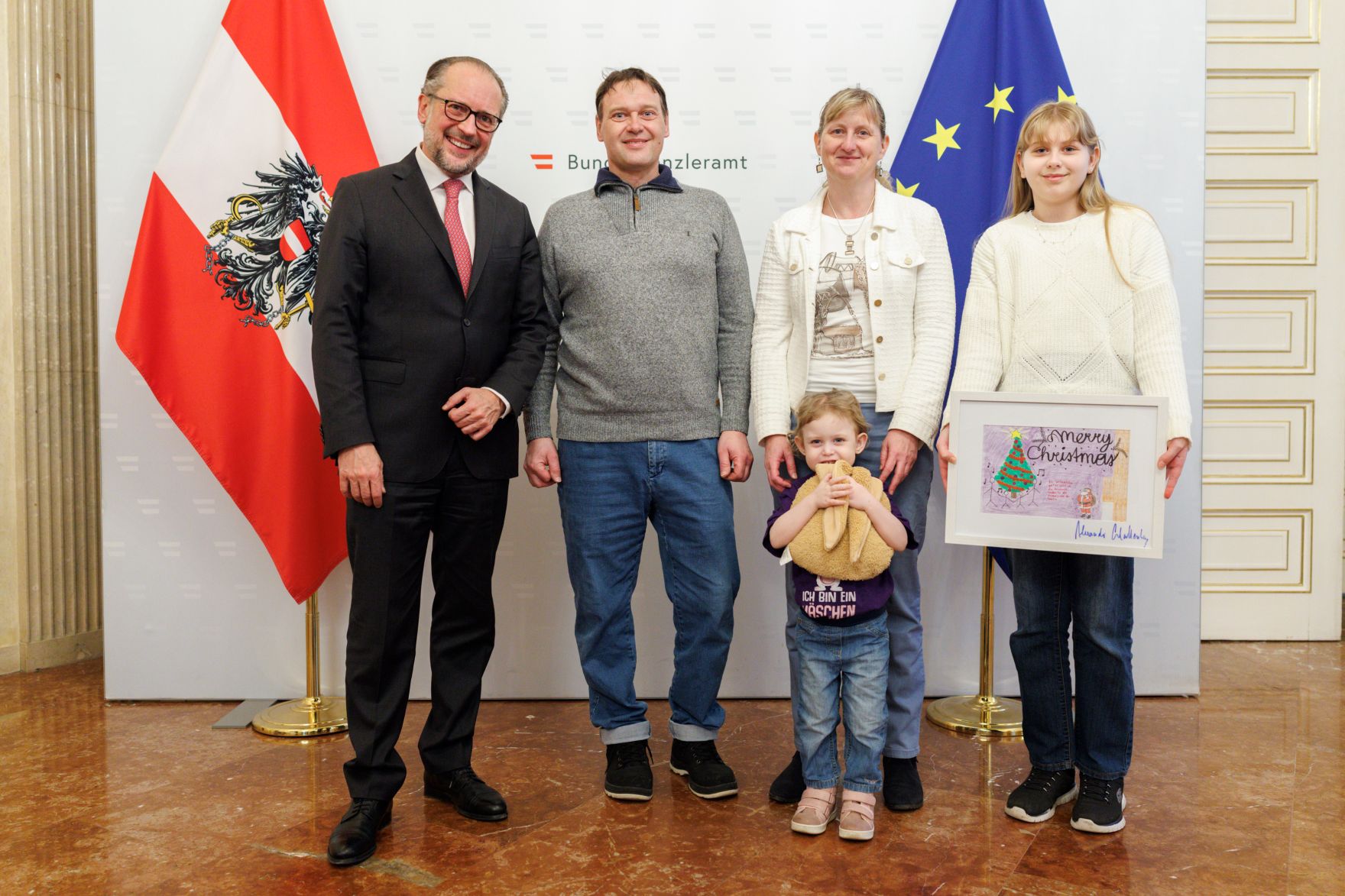 Am 13. Februar 2025 empfing Bundeskanzler Alexander Schallenberg (l.) Kinder der Ronald McDonald Kinderhilfe im Bundeskanzleramt.