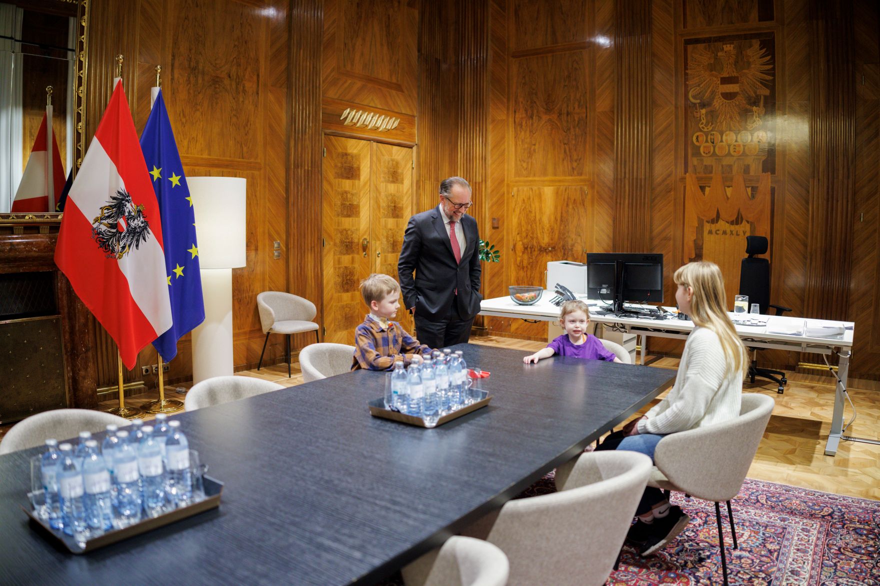 Am 13. Februar 2025 empfing Bundeskanzler Alexander Schallenberg (2.v.l.) Kinder der Ronald McDonald Kinderhilfe im Bundeskanzleramt.