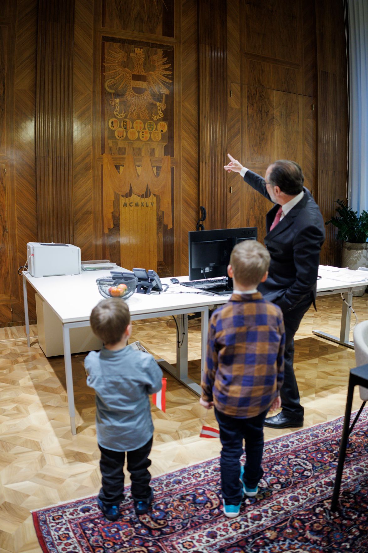 Am 13. Februar 2025 empfing Bundeskanzler Alexander Schallenberg (r.) Kinder der Ronald McDonald Kinderhilfe im Bundeskanzleramt.