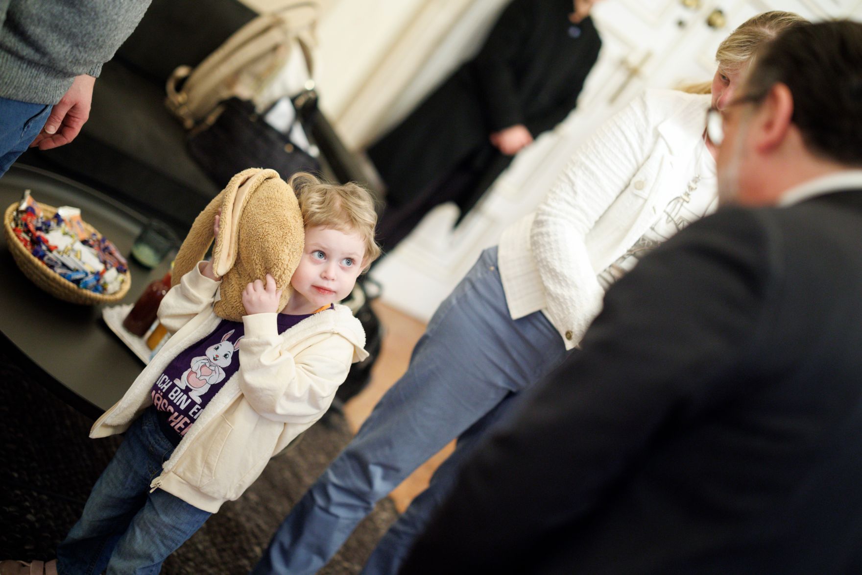 Am 13. Februar 2025 empfing Bundeskanzler Alexander Schallenberg (r.) Kinder der Ronald McDonald Kinderhilfe im Bundeskanzleramt.