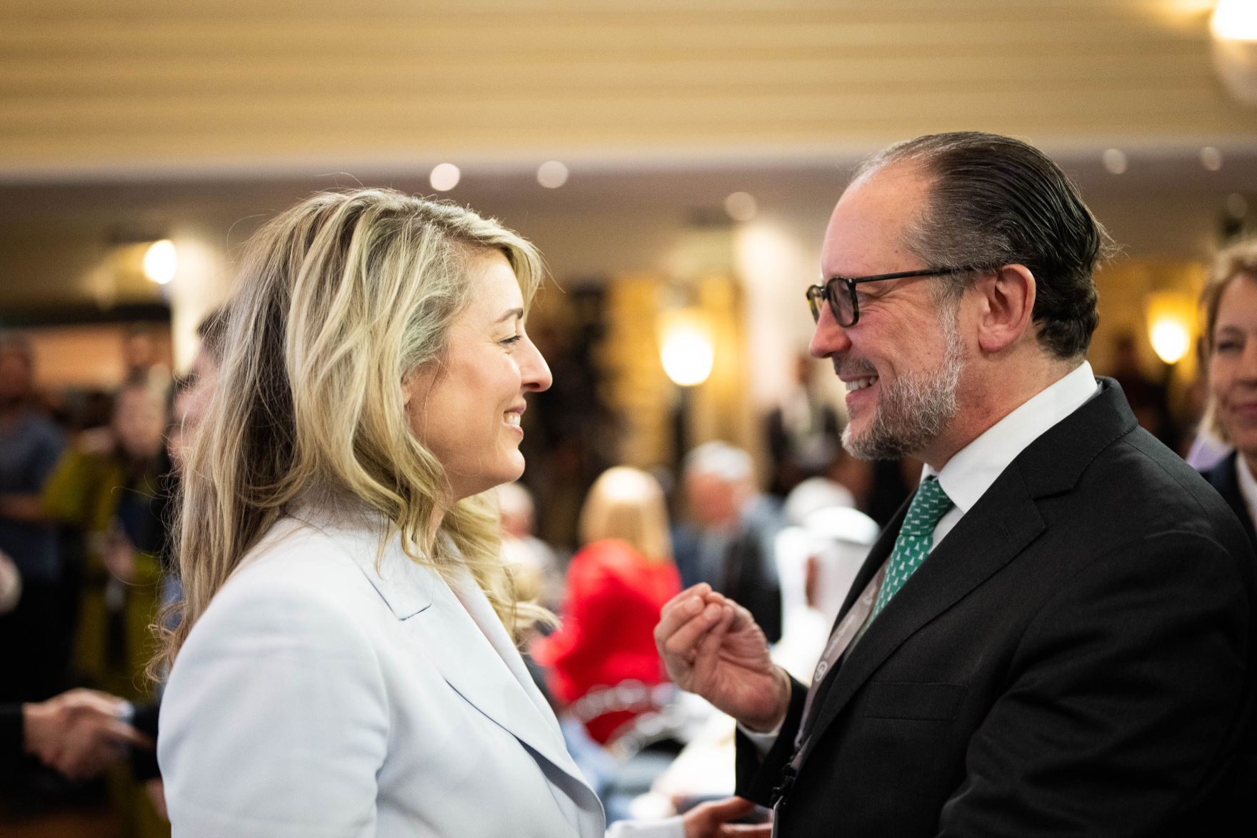 Am 14. Februar 2025 nahm Bundeskanzler Alexander Schallenberg (r.) an der M&uuml;nchner Sicherheitskonferenz teil. Im Bild mit Kanadas Au&szlig;enministerin Melanie Joly (l.).