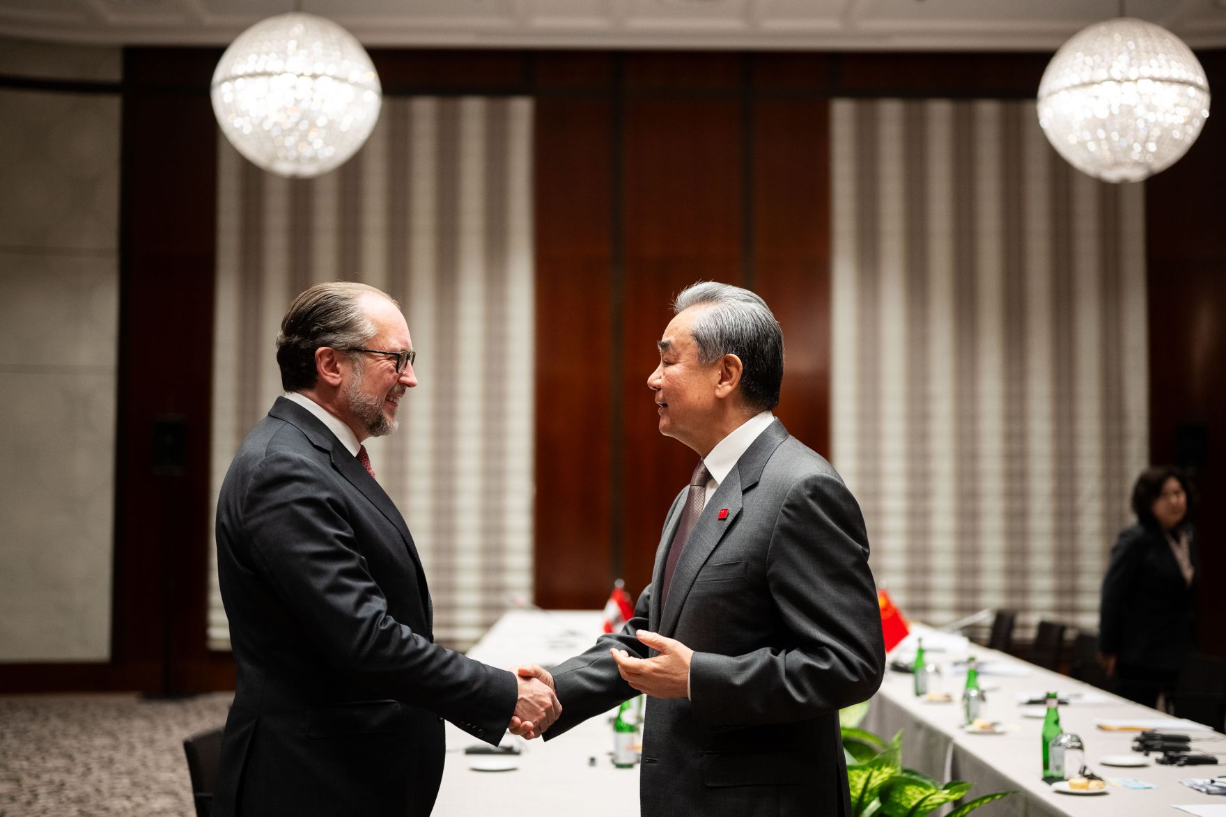 Am 15. Februar 2025 nahm Bundeskanzler Alexander Schallenberg (l.) an der M&uuml;nchner Sicherheitskonferenz teil. Im Bild mit dem Chinesischen Au&szlig;enminister Wang Yi (r.).