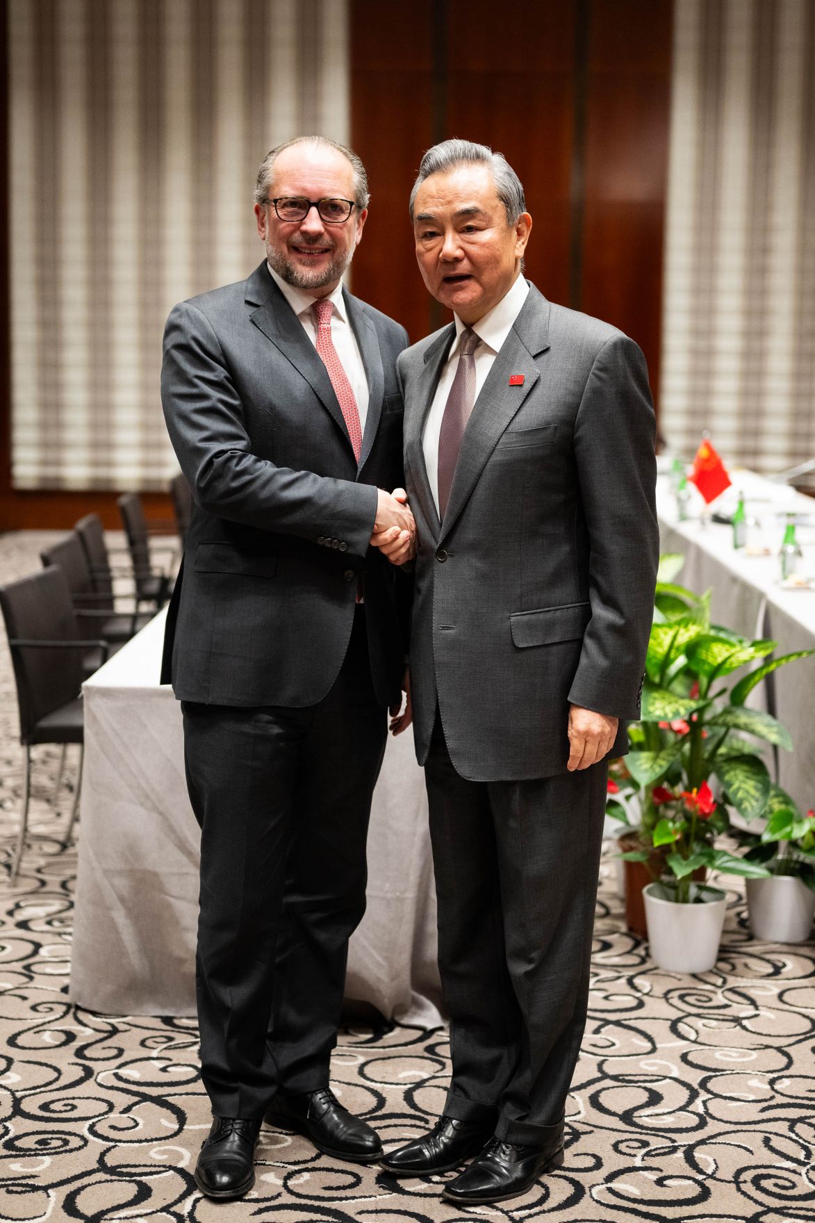 Am 15. Februar 2025 nahm Bundeskanzler Alexander Schallenberg (l.) an der M&uuml;nchner Sicherheitskonferenz teil. Im Bild mit dem Chinesischen Au&szlig;enminister Wang Yi (r.).