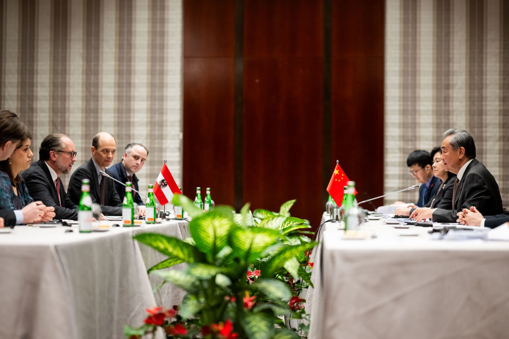 Am 15. Februar 2025 nahm Bundeskanzler Alexander Schallenberg (l.) an der M&uuml;nchner Sicherheitskonferenz teil. Im Bild mit dem Chinesischen Au&szlig;enminister Wang Yi (r.).