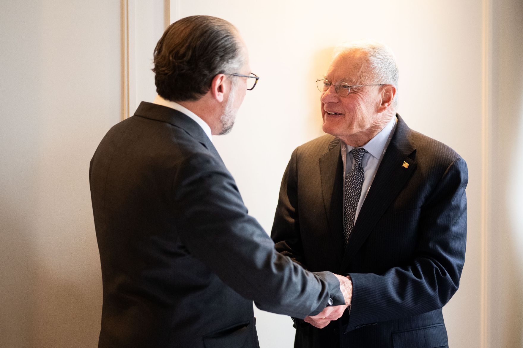 Am 16. Februar 2025 nahm Bundeskanzler Alexander Schallenberg (l.) an der M&uuml;nchner Sicherheitskonferenz teil. Im Bild mit US-General Keith Kellogg (r.).