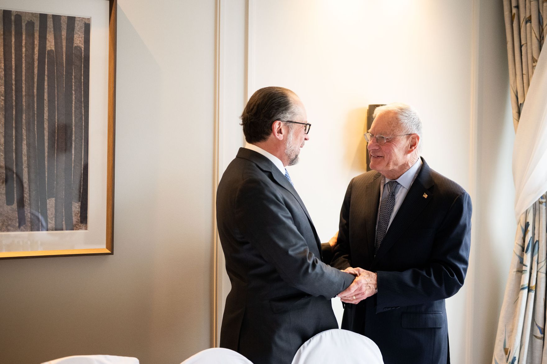 Am 16. Februar 2025 nahm Bundeskanzler Alexander Schallenberg (l.) an der M&uuml;nchner Sicherheitskonferenz teil. Im Bild mit US-General Keith Kellogg (r.).