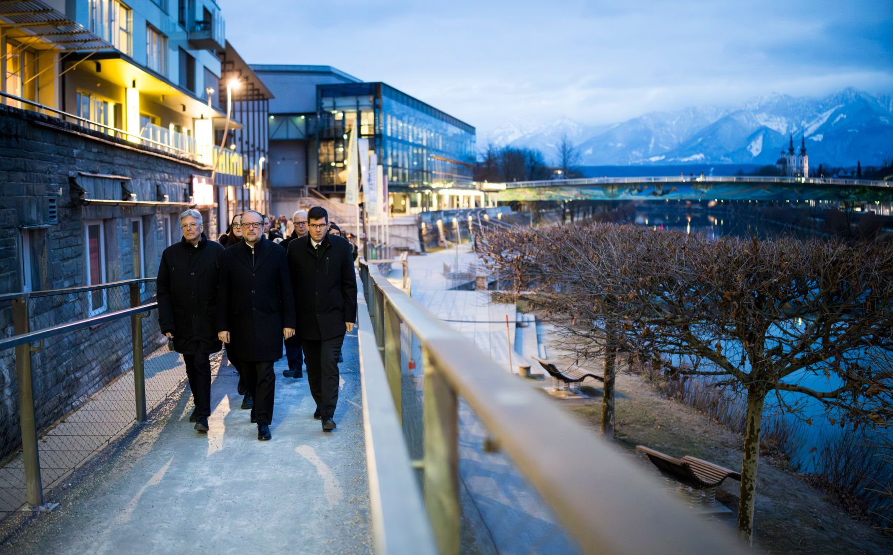 Am 18. Februar 2025 nahm Bundeskanzler Alexander Schallenberg (m.) am Gedenkmarsch nach dem Villacher-Anschlag teil. Im Bild mit dem Landeshauptmann Peter Kaiser (l.) und Landeshauptmannstellvertreter Martin Gruber (r.).