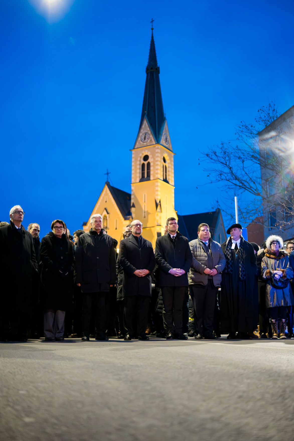 Am 18. Februar 2025 nahm Bundeskanzler Alexander Schallenberg (m.) am Gedenkmarsch nach dem Villacher-Anschlag teil.