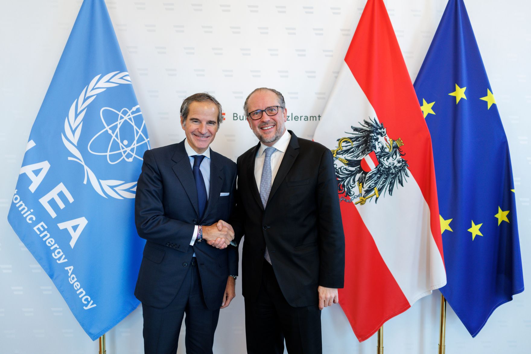 Am 21. Februar 2025 empfing Bundeskanzler Alexander Schallenberg (r.) den Generaldirektor der Internationalen Atomenergie-Organisation Rafael Grossi (l.) zu einem Arbeitsgespr&auml;ch im Bundeskanzleramt.