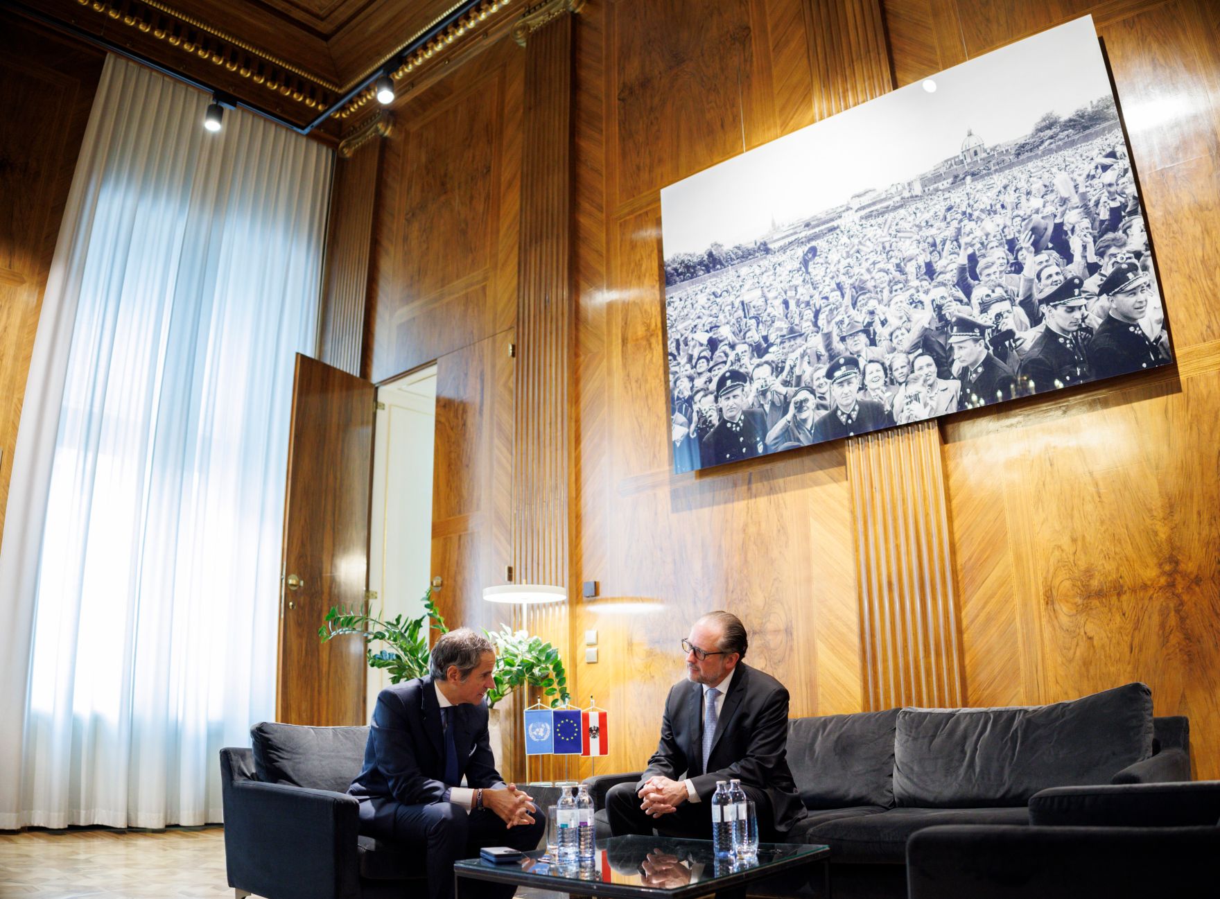 Am 21. Februar 2025 empfing Bundeskanzler Alexander Schallenberg (r.) den Generaldirektor der Internationalen Atomenergie-Organisation Rafael Grossi (l.) zu einem Arbeitsgespr&auml;ch im Bundeskanzleramt.
