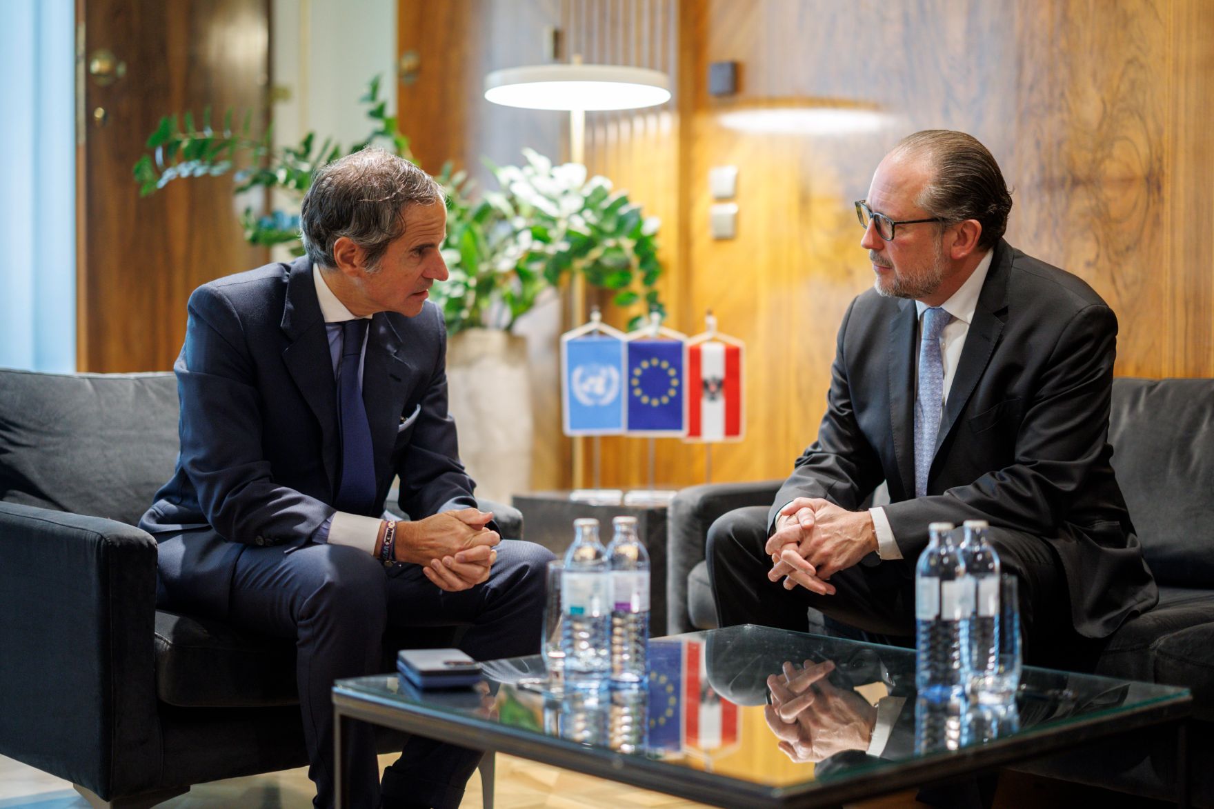 Am 21. Februar 2025 empfing Bundeskanzler Alexander Schallenberg (r.) den Generaldirektor der Internationalen Atomenergie-Organisation Rafael Grossi (l.) zu einem Arbeitsgespr&auml;ch im Bundeskanzleramt.