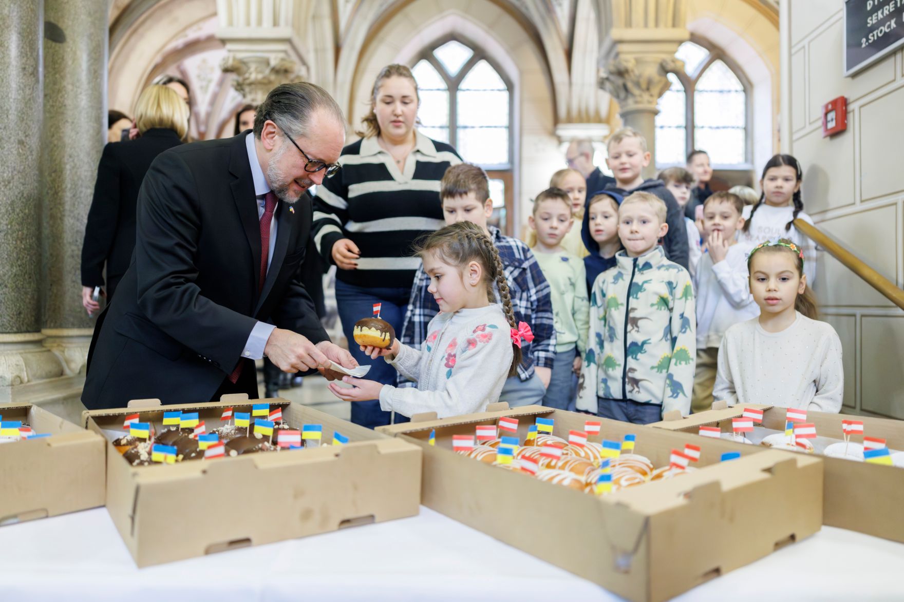 Am 23. Februar 2025 besuchte Bundeskanzler Alexander Schallenberg die Ukrainische Samstagsschule in Wien.