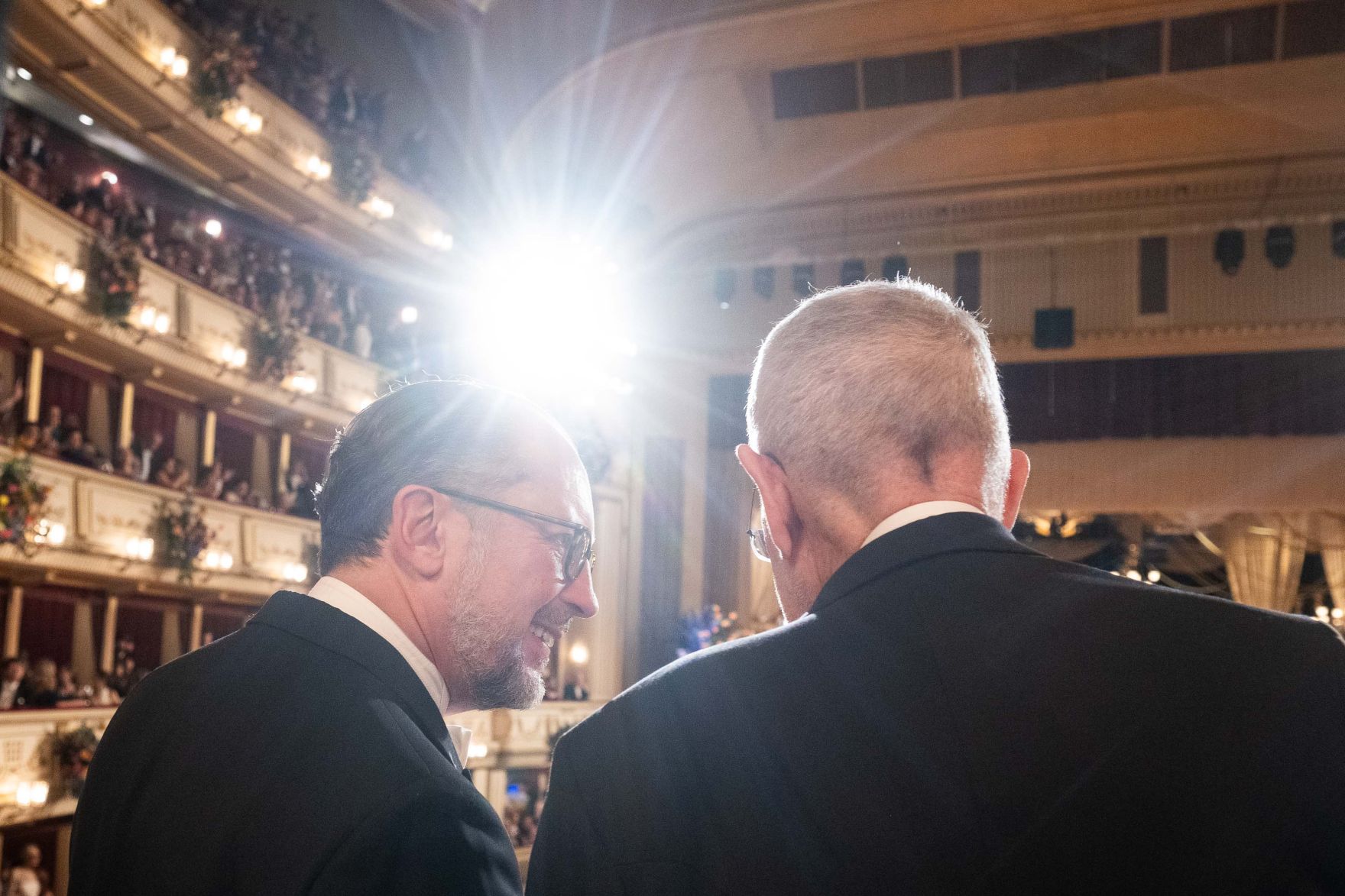 Am 27. Februar 2025 besuchte Bundeskanzler Alexander Schallenberg (l.) den Wiener Opernball. Im Bild mit Bundespr&auml;sidenten Alexander Van der Bellen (r.).