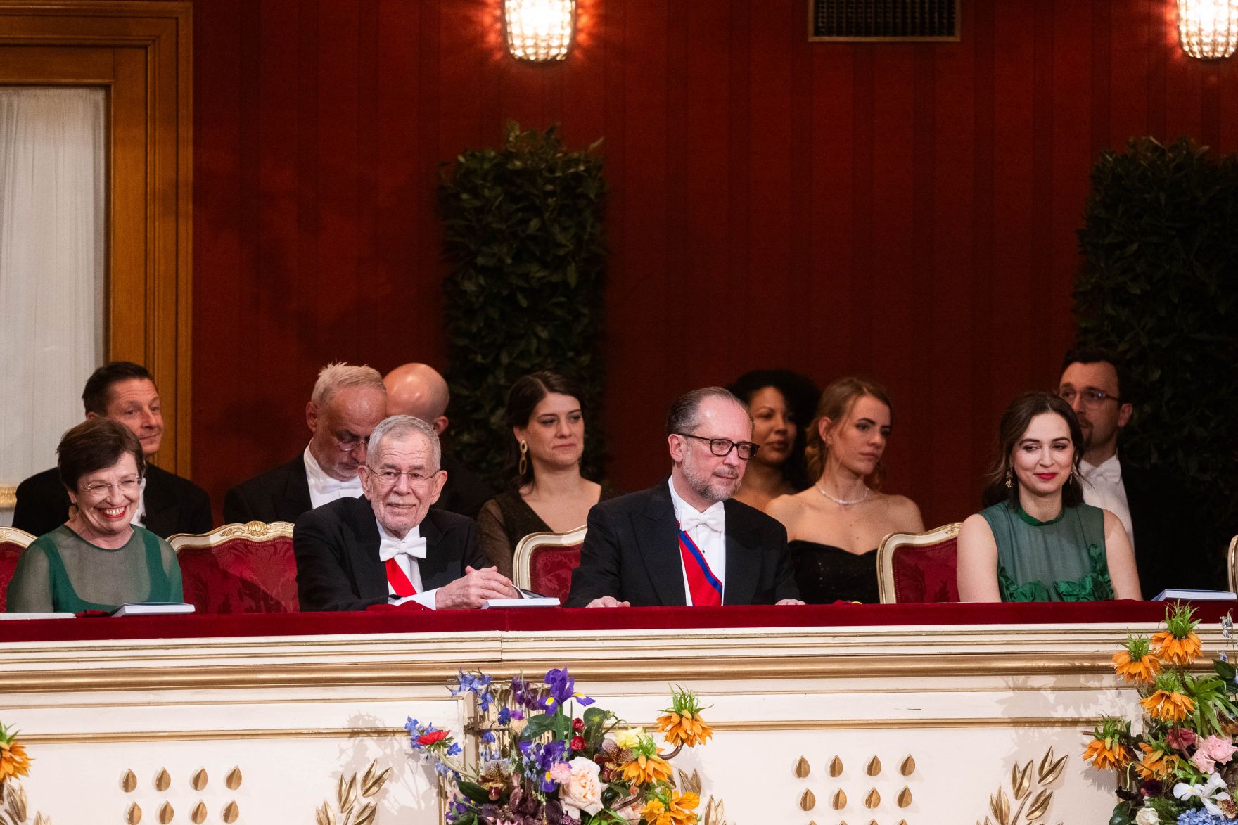 Am 27. Februar 2025 besuchte Bundeskanzler Alexander Schallenberg den Wiener Opernball. Im Bild mit Bundespr&auml;sidenten Alexander Van der Bellen und seiner Frau Doris Schmidauer und Bundesministerin Alma Zadic.