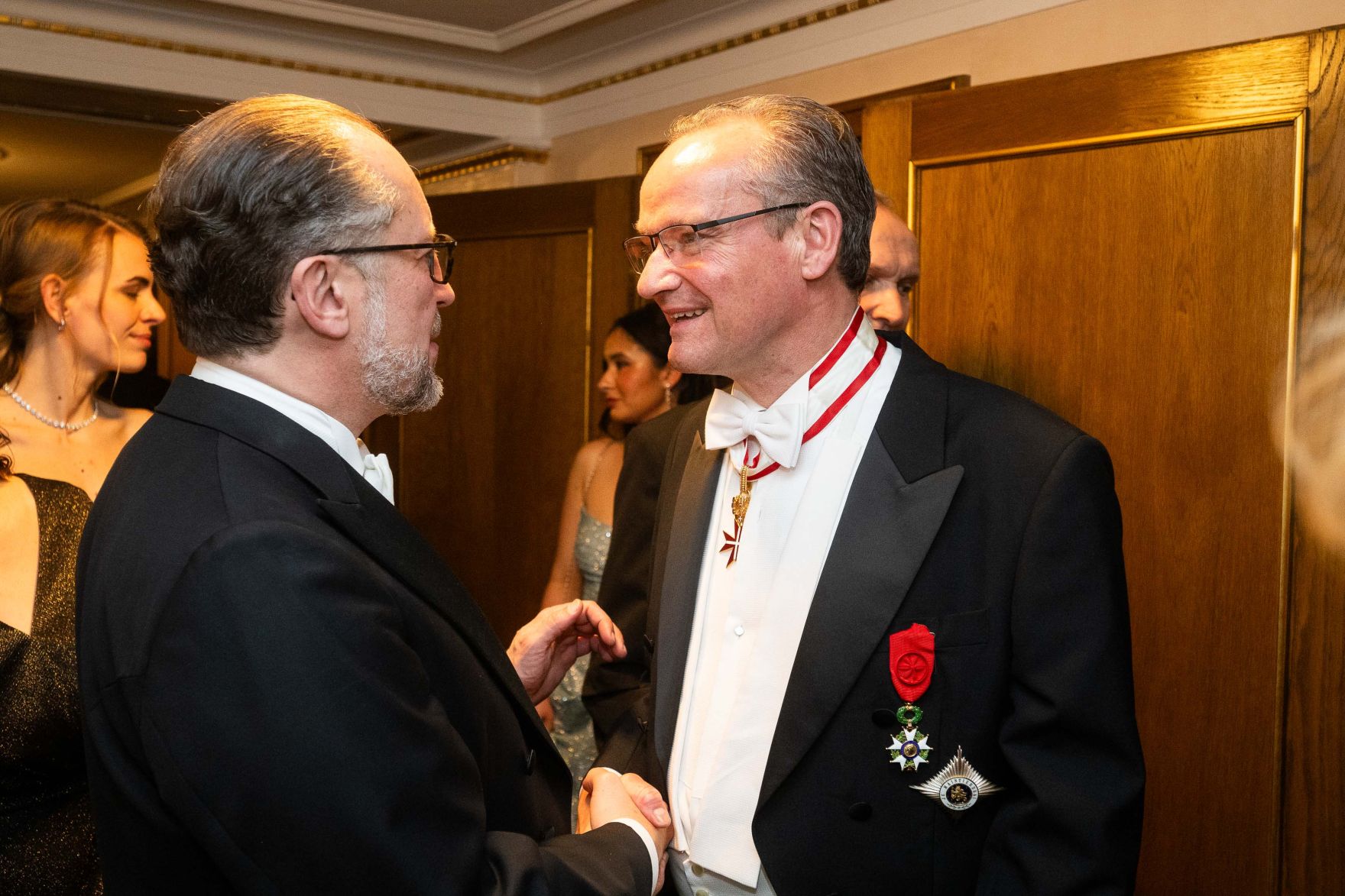 Am 27. Februar 2025 besuchte Bundeskanzler Alexander Schallenberg (l.) den Wiener Opernball.
