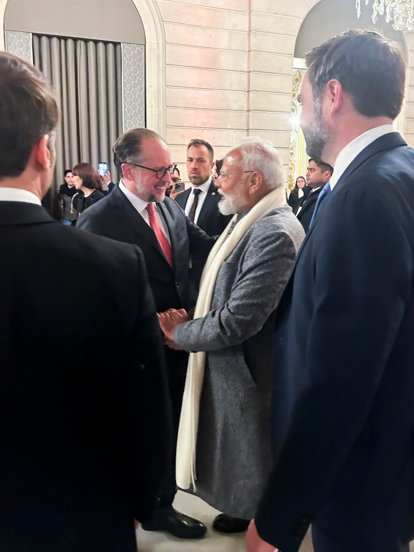 Am 10. Februar 2025 nahm Bundeskanzler Alexander Schallenberg (l.) am KI-Gipfel in Paris teil. Im Bild mit dem indischen Premierminister Narendra Modi (r.).