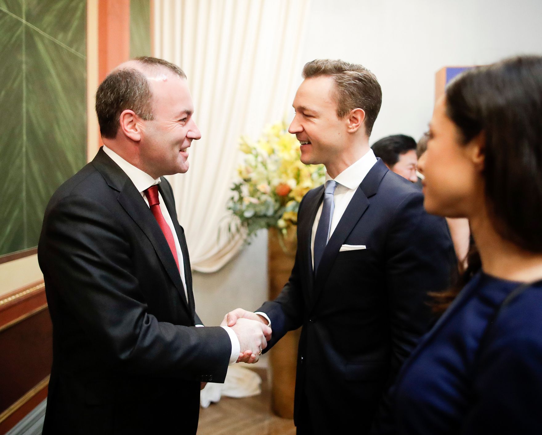 Am 1. J&auml;nner 2019 besuchte Bundesminister Gernot Bl&uuml;mel (m.) gemeinsam mit Paul Dujardin, dem Generaldirektor des Kulturzentrums BOZAR in Br&uuml;ssel, das Neujahrskonzert. Im Bild mit Manfred Weber (l.) und Clivia Treidl (r.).