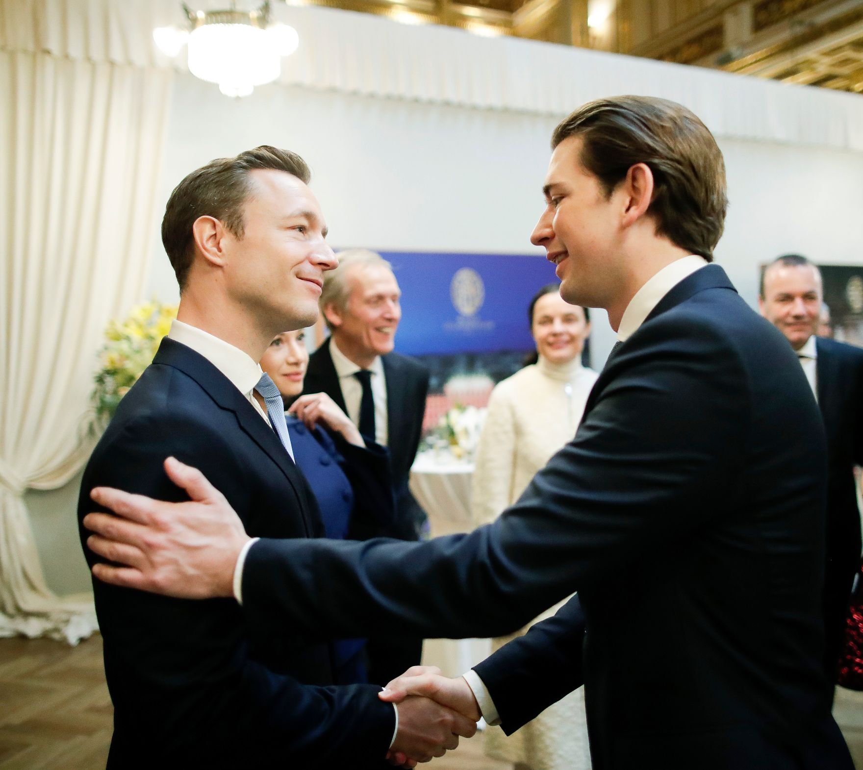 Am 1. J&auml;nner 2019 besuchte Bundesminister Gernot Bl&uuml;mel (l.) gemeinsam mit Paul Dujardin, dem Generaldirektor des Kulturzentrums BOZAR in Br&uuml;ssel, das Neujahrskonzert. Im Bild mit Bundeskanzler Sebastian Kurz (r.).