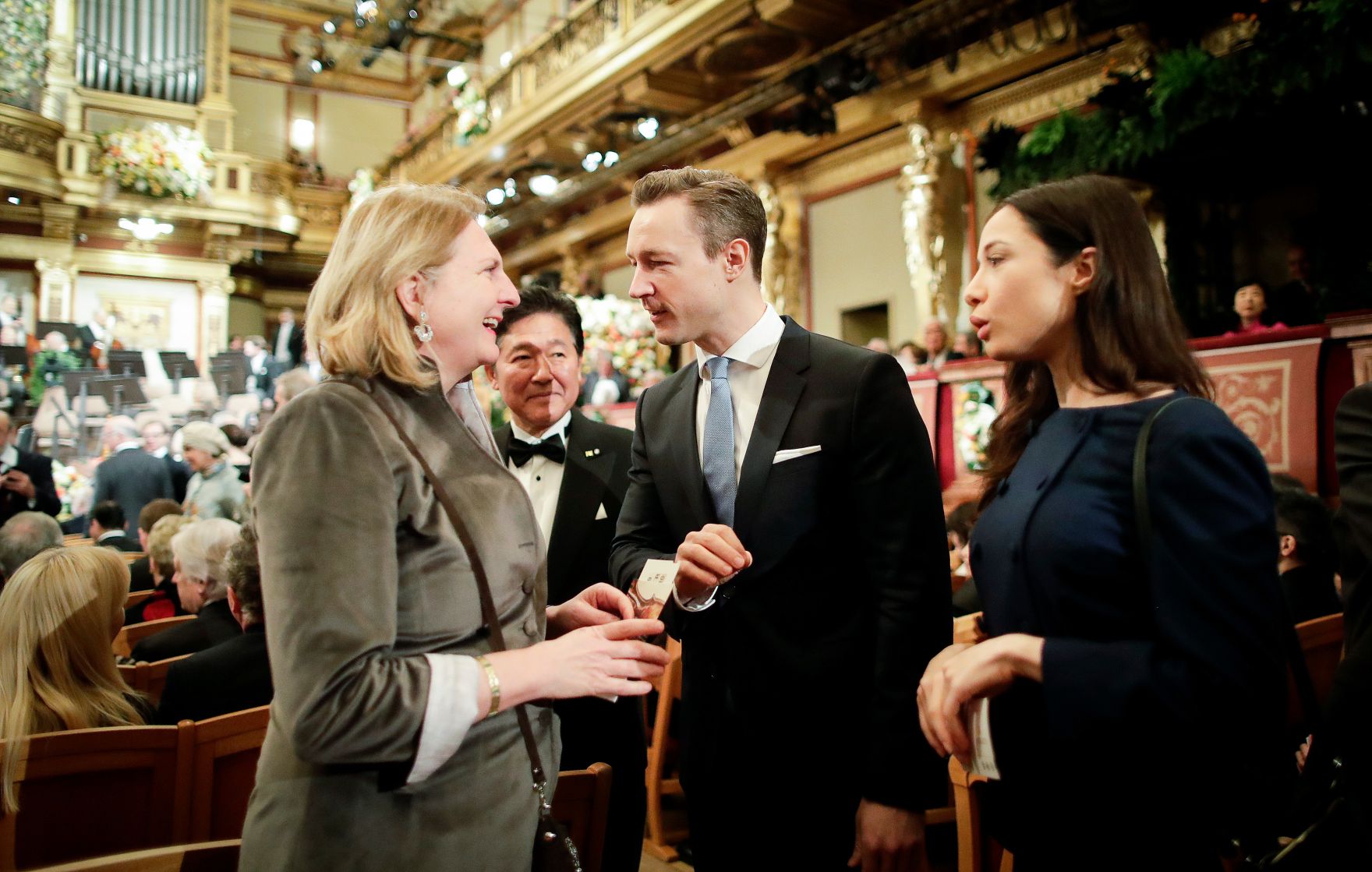 Am 1. J&auml;nner 2019 besuchte Bundesminister Gernot Bl&uuml;mel (m.) gemeinsam mit Paul Dujardin, dem Generaldirektor des Kulturzentrums BOZAR in Br&uuml;ssel, das Neujahrskonzert. Im Bild mit Au&szlig;enministerin Karin Kneissl (l.) und Clivia Treidl (r.).