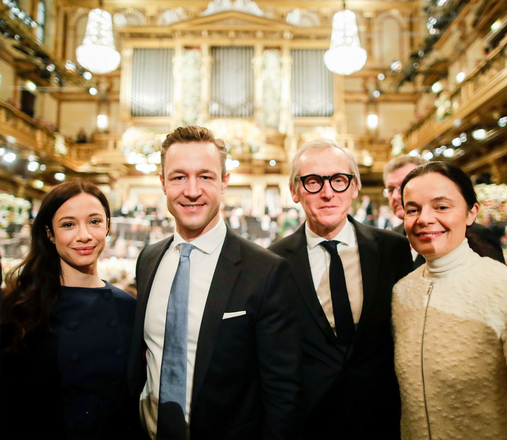 Am 1. J&auml;nner 2019 besuchte Bundesminister Gernot Bl&uuml;mel (m.l.) gemeinsam mit Paul Dujardin (m.r.), dem Generaldirektor des Kulturzentrums BOZAR in Br&uuml;ssel, das Neujahrskonzert. Im Bild mit Clivia Treidl (l.) und der Gattin von Paul Dujardin (r.).