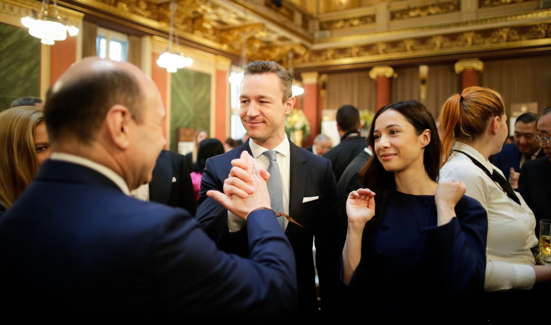 Am 1. J&auml;nner 2019 besuchte Bundesminister Gernot Bl&uuml;mel (m.) gemeinsam mit Paul Dujardin, dem Generaldirektor des Kulturzentrums BOZAR in Br&uuml;ssel, das Neujahrskonzert. Im Bild mit dem Direktor der Staatsoper und Laudator Dominique Meyer (l.) und Clivia Treidl (r.).