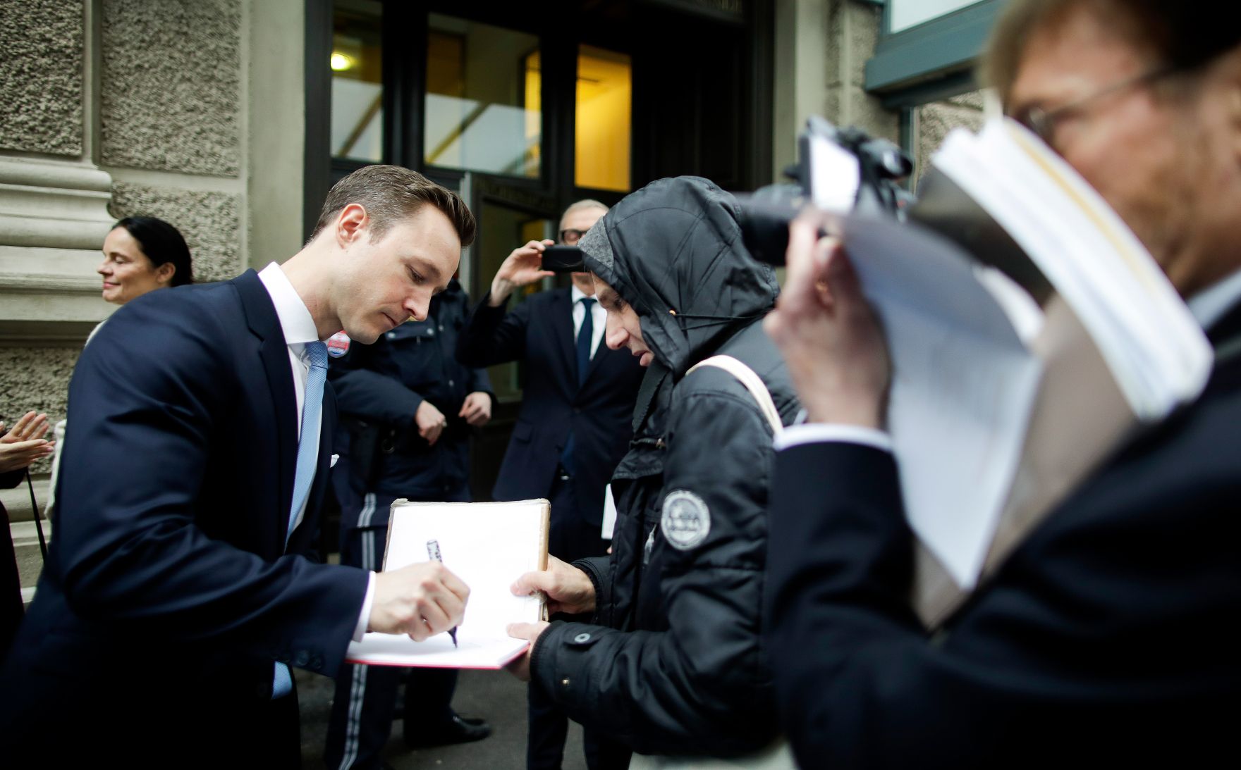 Am 1. J&auml;nner 2019 besuchte Bundesminister Gernot Bl&uuml;mel (l.) gemeinsam mit Paul Dujardin, dem Generaldirektor des Kulturzentrums BOZAR in Br&uuml;ssel, das Neujahrskonzert.