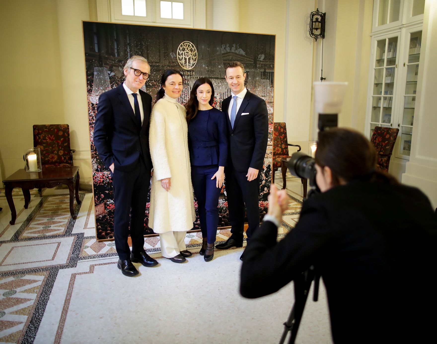 Am 1. J&auml;nner 2019 besuchte Bundesminister Gernot Bl&uuml;mel (r.) gemeinsam mit Paul Dujardin (l.), dem Generaldirektor des Kulturzentrums BOZAR in Br&uuml;ssel, das Neujahrskonzert. Im Bild mit Clivia Treidl (m.r.) und der Gattin von Paul Dujardin (m.l.).