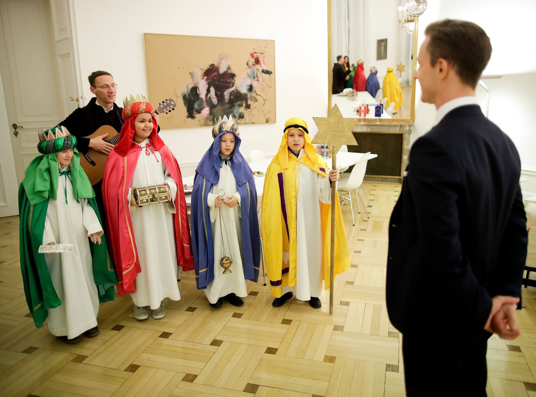 Am 1. J&auml;nner 2019 empfing Bundesminister Gernot Bl&uuml;mel (r.) die Sternsinger im Bundeskanzleramt.