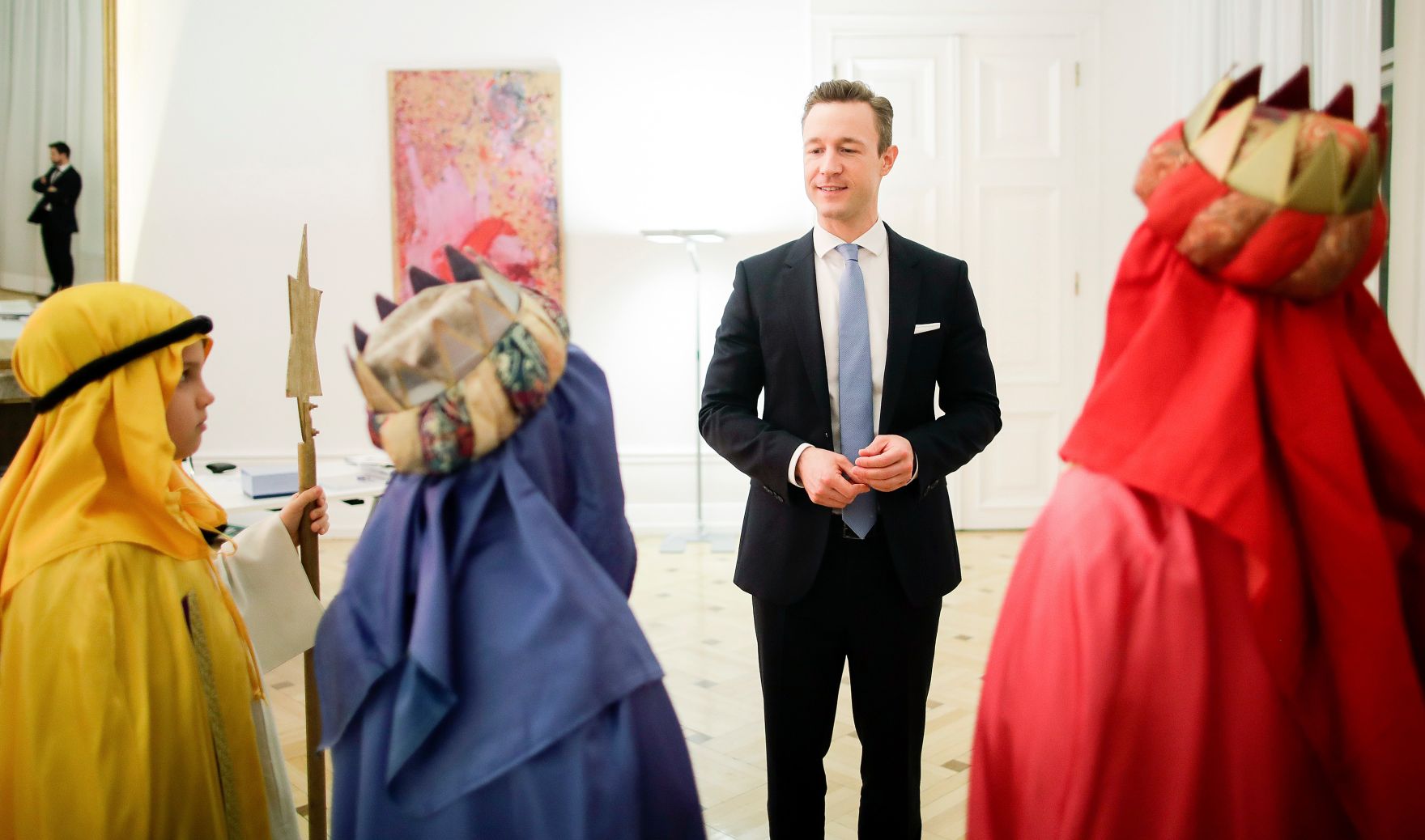 Am 1. J&auml;nner 2019 empfing Bundesminister Gernot Bl&uuml;mel (im Bild) die Sternsinger im Bundeskanzleramt.