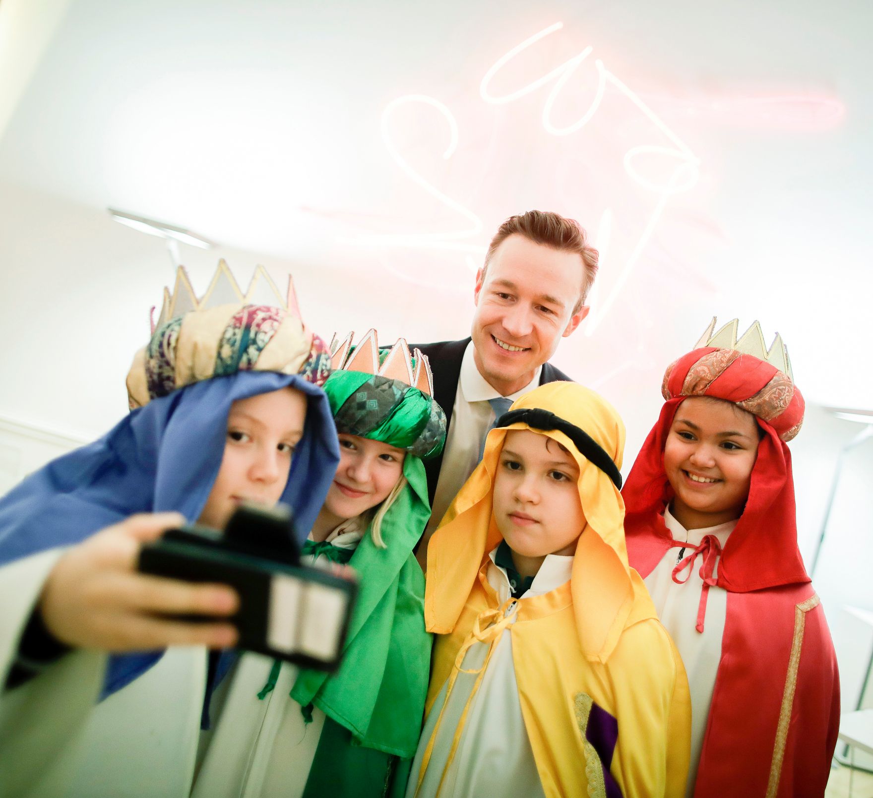 Am 1. J&auml;nner 2019 empfing Bundesminister Gernot Bl&uuml;mel (im Bild) die Sternsinger im Bundeskanzleramt.