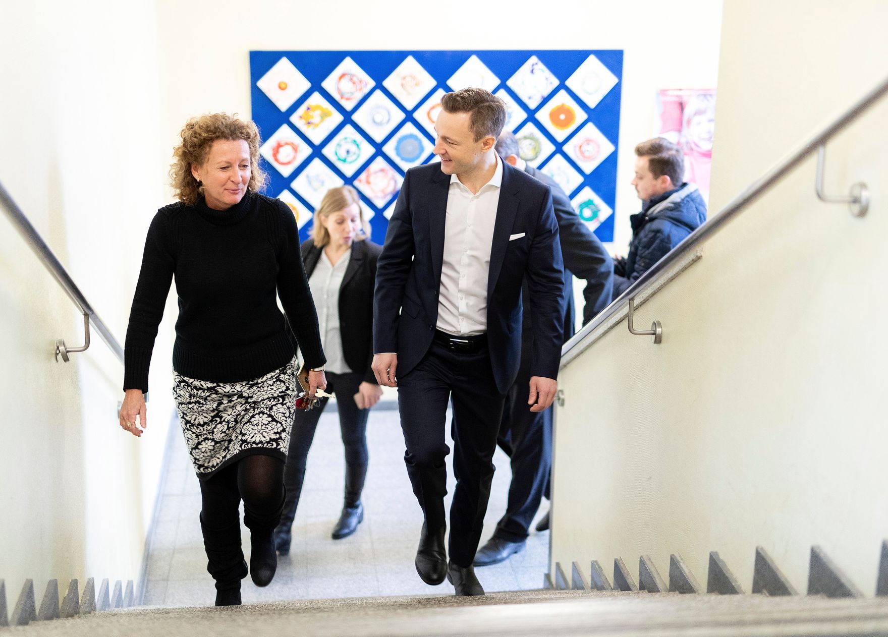 Am 15. J&auml;nner 2019 besuchte Bundesminister Gernot Bl&uuml;mel (r.) gemeinsam mit Bundesminister Heinz Fa&szlig;mann die Volksschule Dietmayrgasse in Wien. Im Bild mit der Direktorin Erika Feldkirchner (l.)