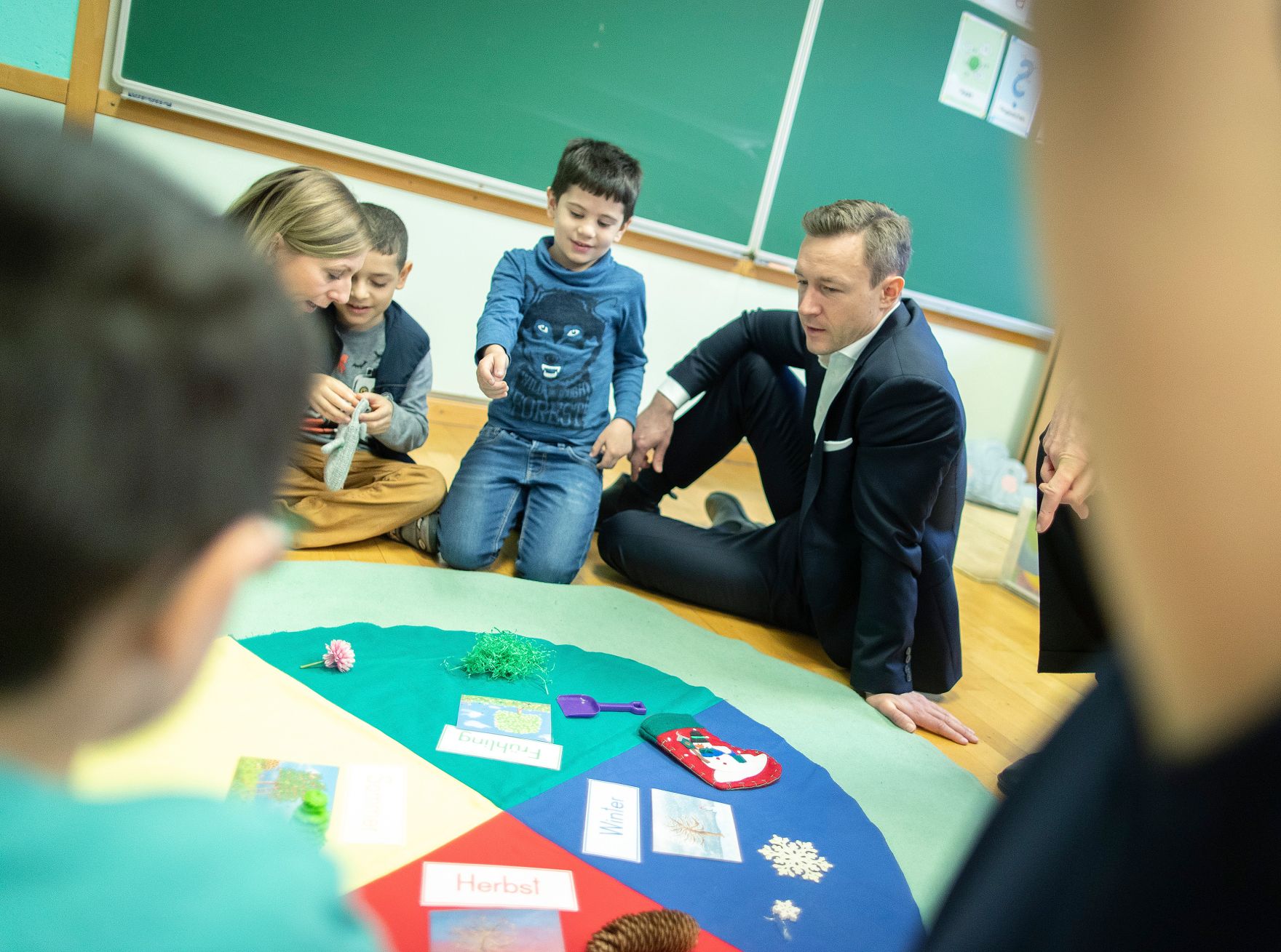 Am 15. J&auml;nner 2019 besuchte Bundesminister Gernot Bl&uuml;mel (r.) gemeinsam mit Bundesminister Heinz Fa&szlig;mann die Volksschule Dietmayrgasse in Wien.