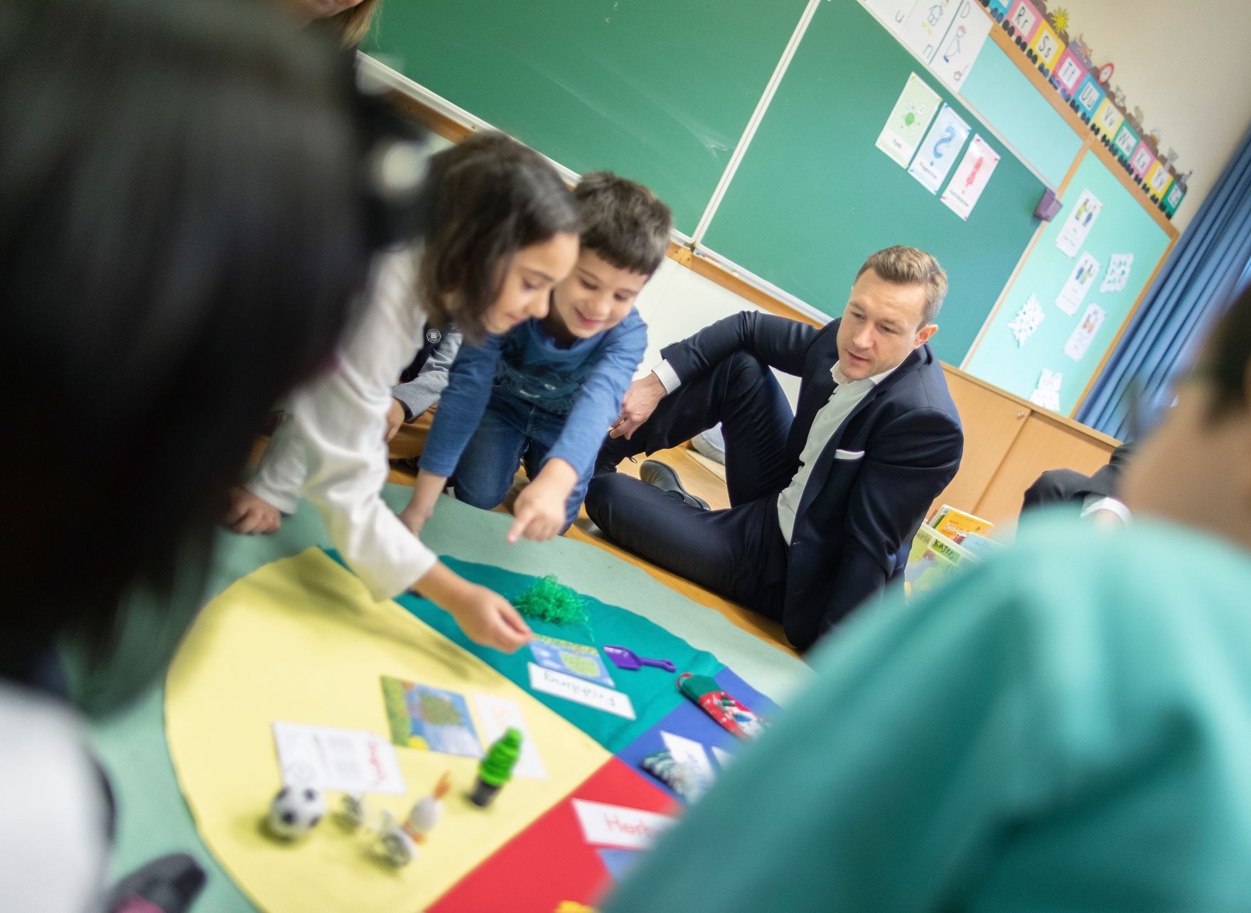 Am 15. J&auml;nner 2019 besuchte Bundesminister Gernot Bl&uuml;mel (r.) gemeinsam mit Bundesminister Heinz Fa&szlig;mann die Volksschule Dietmayrgasse in Wien.