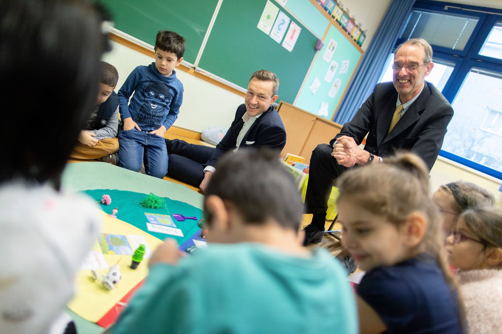 Am 15. J&auml;nner 2019 besuchte Bundesminister Gernot Bl&uuml;mel (m.) gemeinsam mit Bundesminister Heinz Fa&szlig;mann (r.) die Volksschule Dietmayrgasse in Wien.
