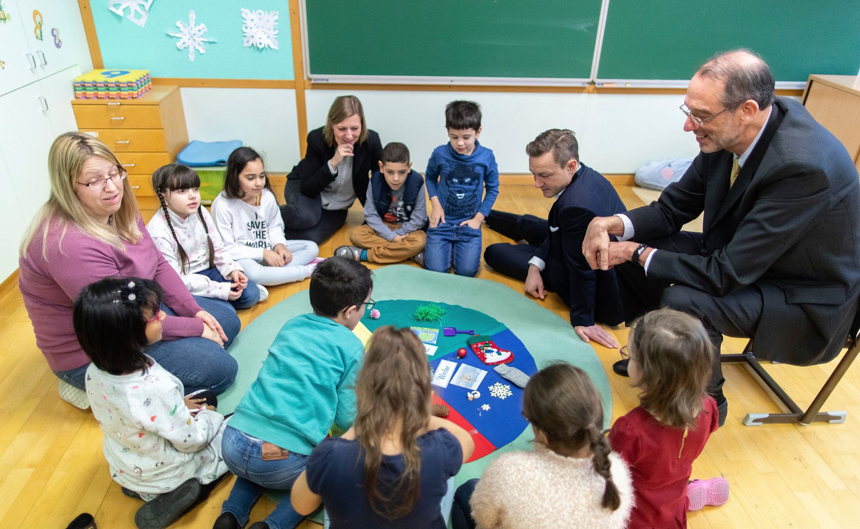 Am 15. J&auml;nner 2019 besuchte Bundesminister Gernot Bl&uuml;mel (2.v.r.) gemeinsam mit Bundesminister Heinz Fa&szlig;mann (r.) die Volksschule Dietmayrgasse in Wien.