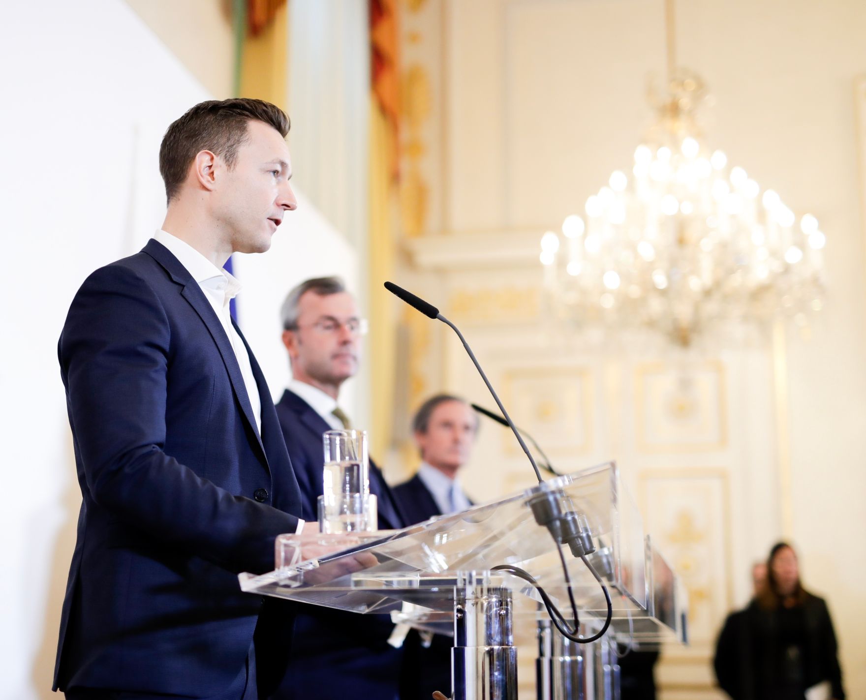 Bundesminister Gernot Bl&uuml;mel mit Bundesminister Norbert Hofer beim Pressefoyer nach dem Ministerrat am 23. J&auml;nner 2019.