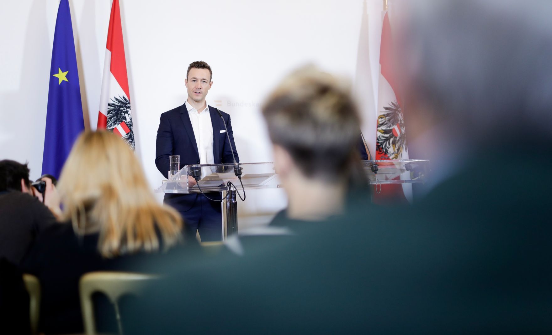 Bundesminister Gernot Bl&uuml;mel (im Bild) mit Bundesminister Norbert Hofer beim Pressefoyer nach dem Ministerrat am 23. J&auml;nner 2019.