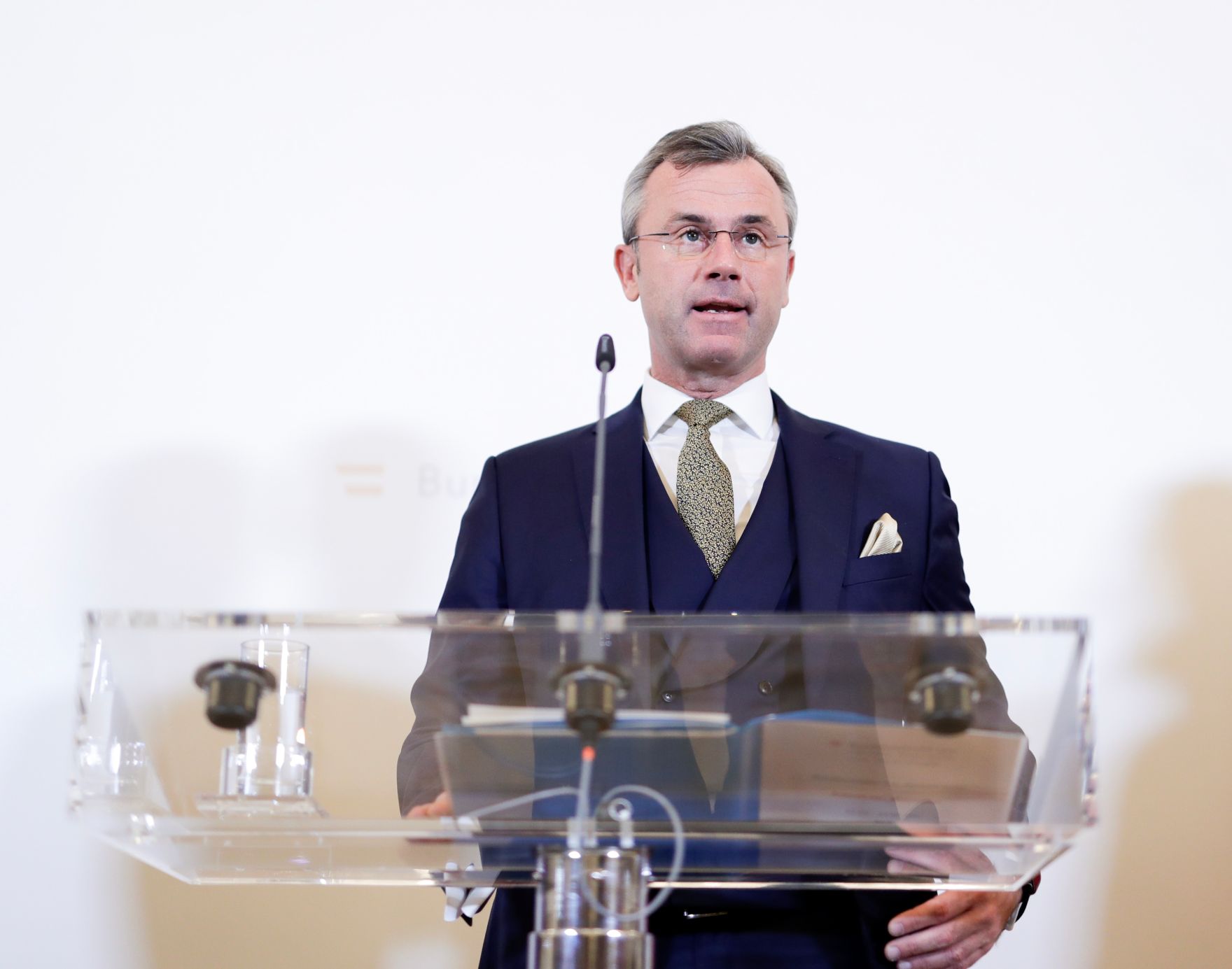 Bundesminister Gernot Bl&uuml;mel mit Bundesminister Norbert Hofer (im Bild) beim Pressefoyer nach dem Ministerrat am 23. J&auml;nner 2019.