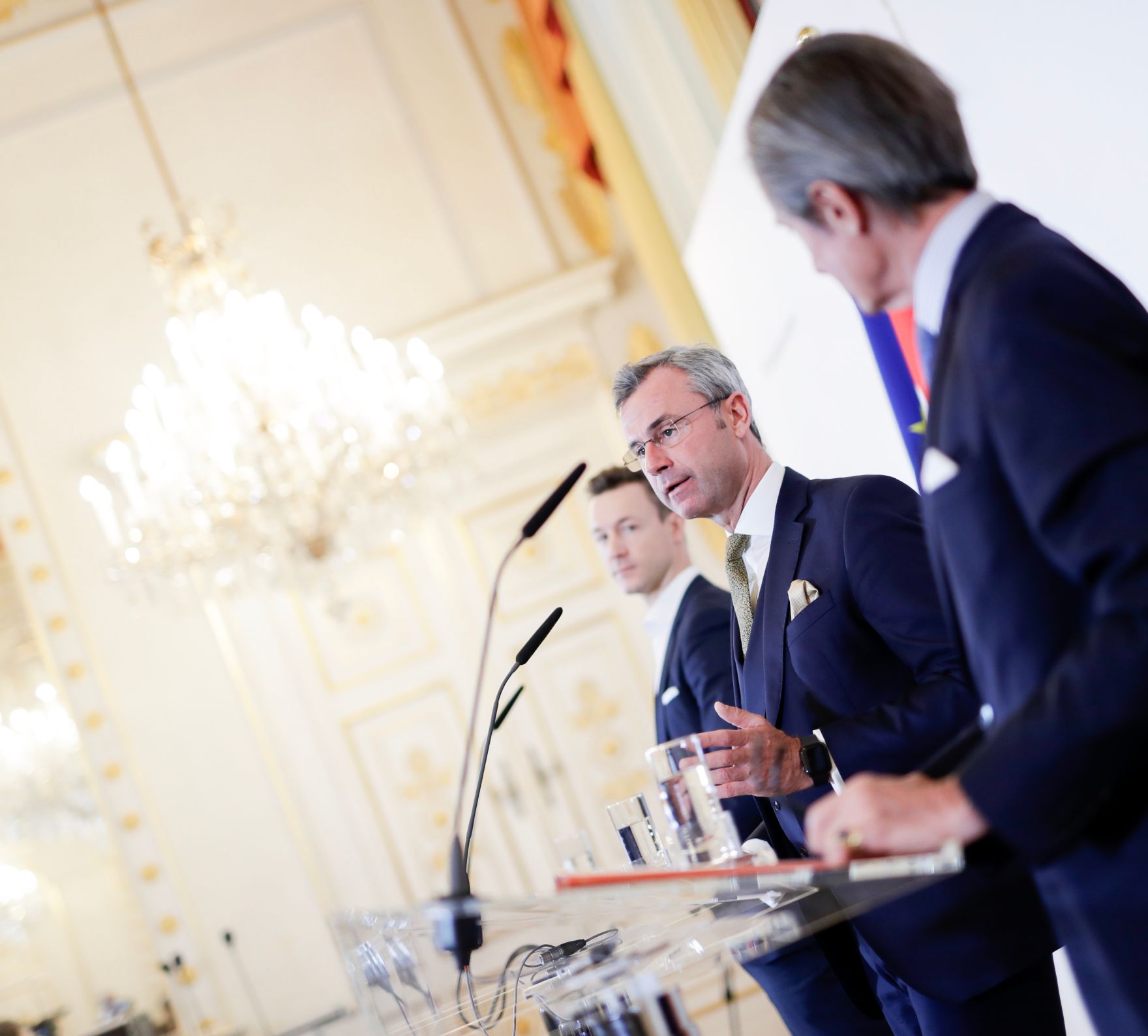 Bundesminister Gernot Bl&uuml;mel (l.) mit Bundesminister Norbert Hofer (m.) beim Pressefoyer nach dem Ministerrat am 23. J&auml;nner 2019.