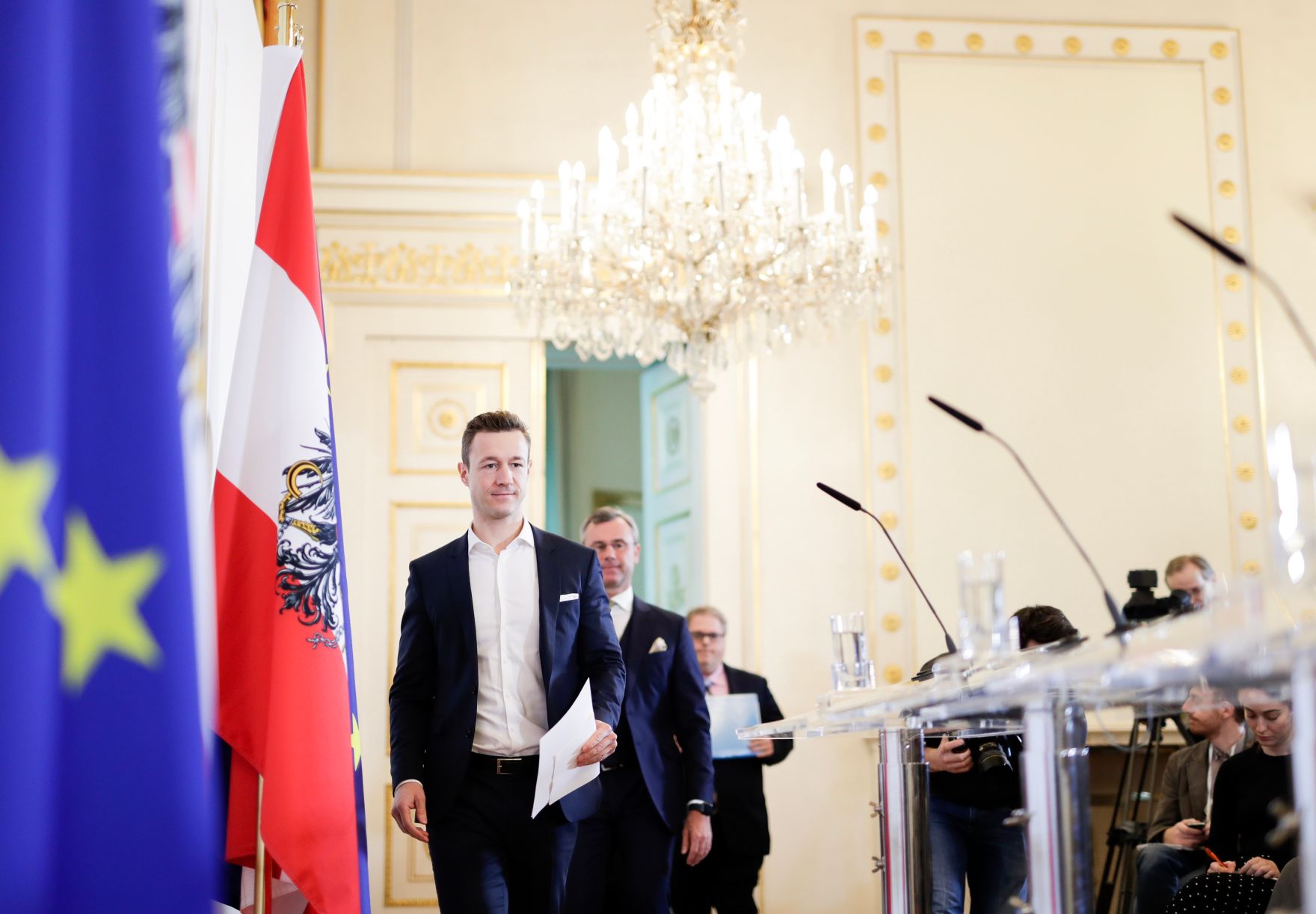Bundesminister Gernot Bl&uuml;mel (l.) mit Bundesminister Norbert Hofer (m.) beim Pressefoyer nach dem Ministerrat am 23. J&auml;nner 2019.