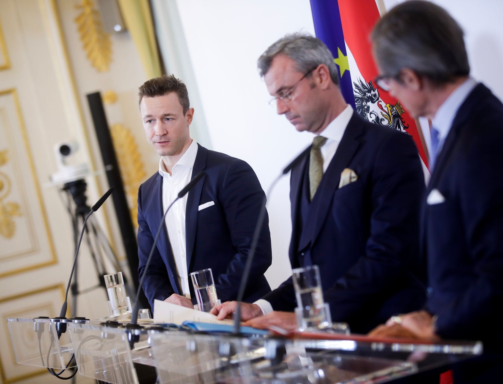 Bundesminister Gernot Bl&uuml;mel (l.) mit Bundesminister Norbert Hofer (m.) beim Pressefoyer nach dem Ministerrat am 23. J&auml;nner 2019.