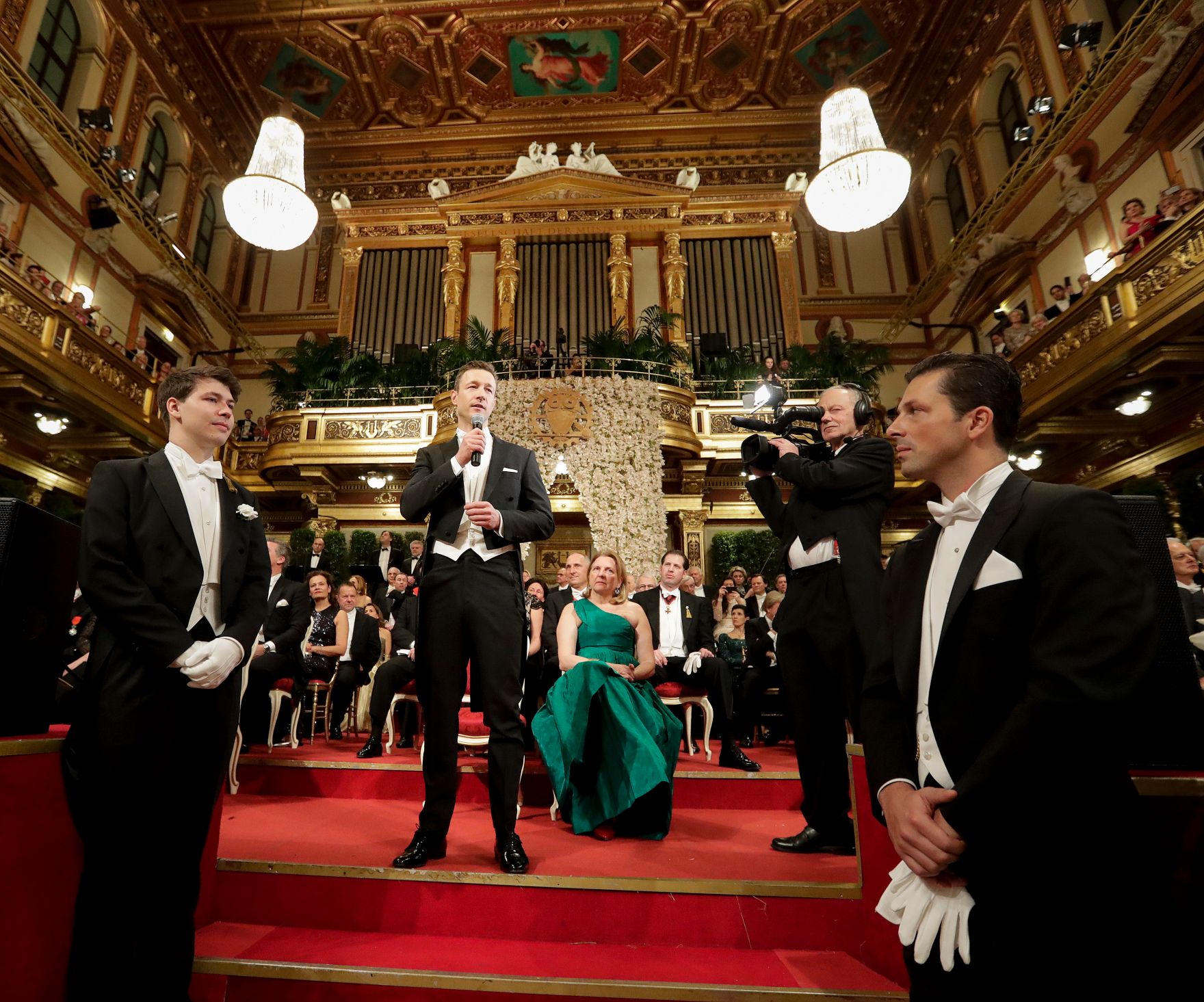 Am 26. J&auml;nner 2019 besuchte Bundesminister Gernot Bl&uuml;mel (m.l.) den Ball der Industrie und Technik. Im Bild mit Bundesministerin Karin Kneissl (m.r.)