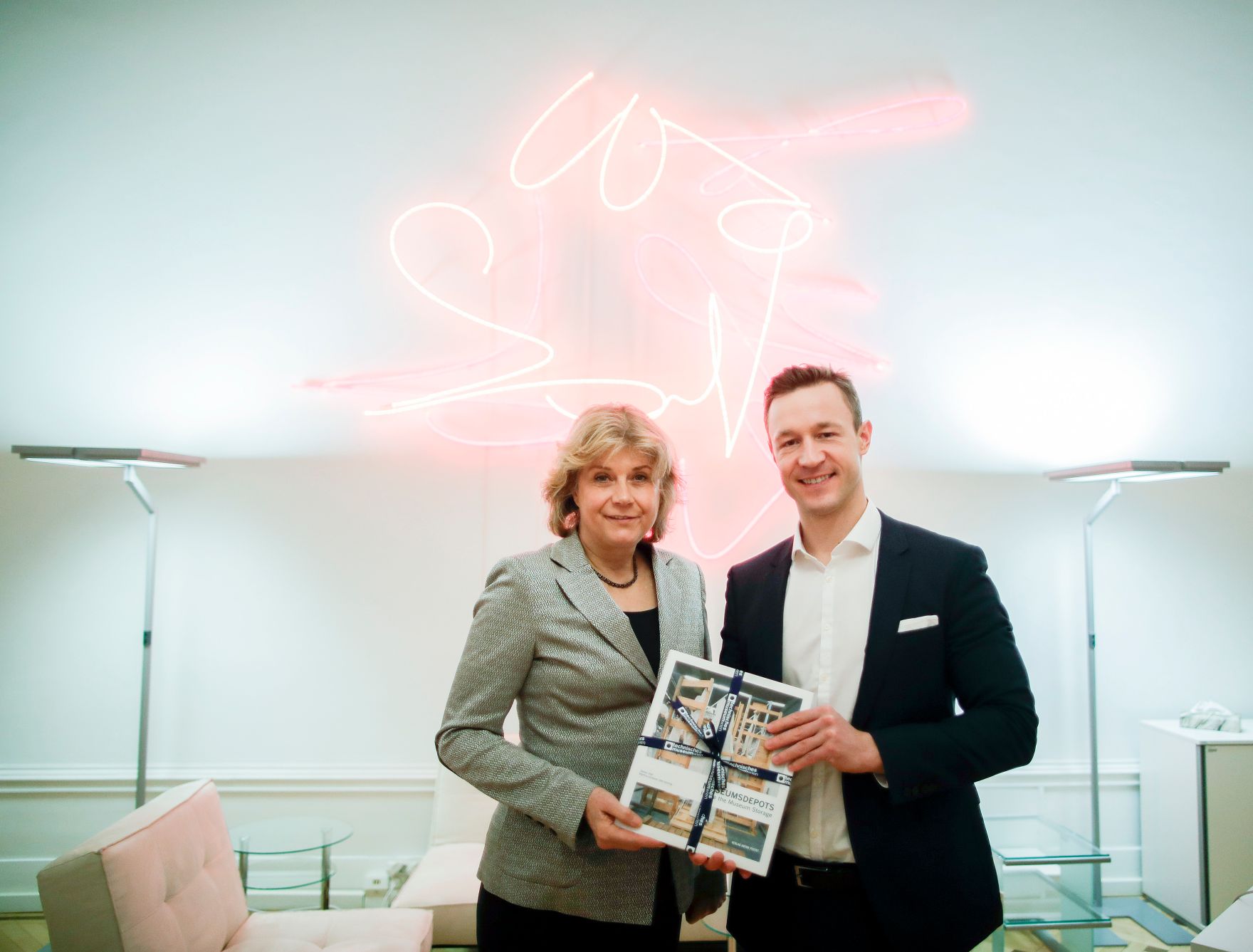 Am 28. J&auml;nner 2019 er&ouml;ffnete Bundesminister Gernot Bl&uuml;mel (r.) die Ausstellung Kunst und Technik im Bundeskanzleramt. Im Bild mit der Direktorin Gabriele Zuna-Kratky (l.).