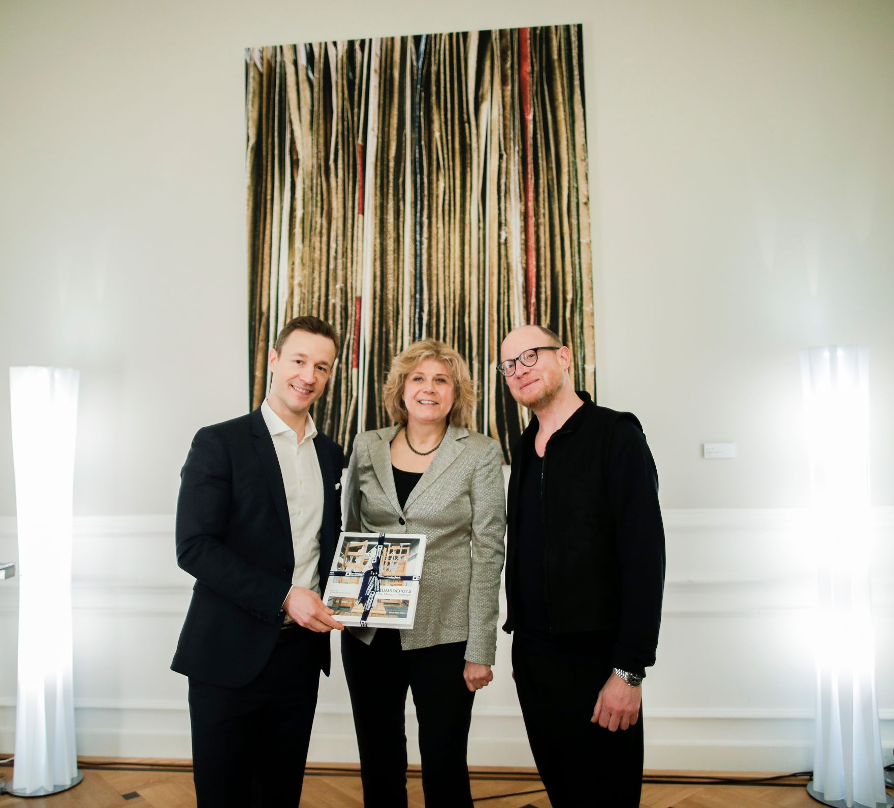 Am 28. J&auml;nner 2019 er&ouml;ffnete Bundesminister Gernot Bl&uuml;mel (l.) die Ausstellung Kunst und Technik im Bundeskanzleramt. Im Bild mit der Direktorin Gabriele Zuna-Kratky (m.).
